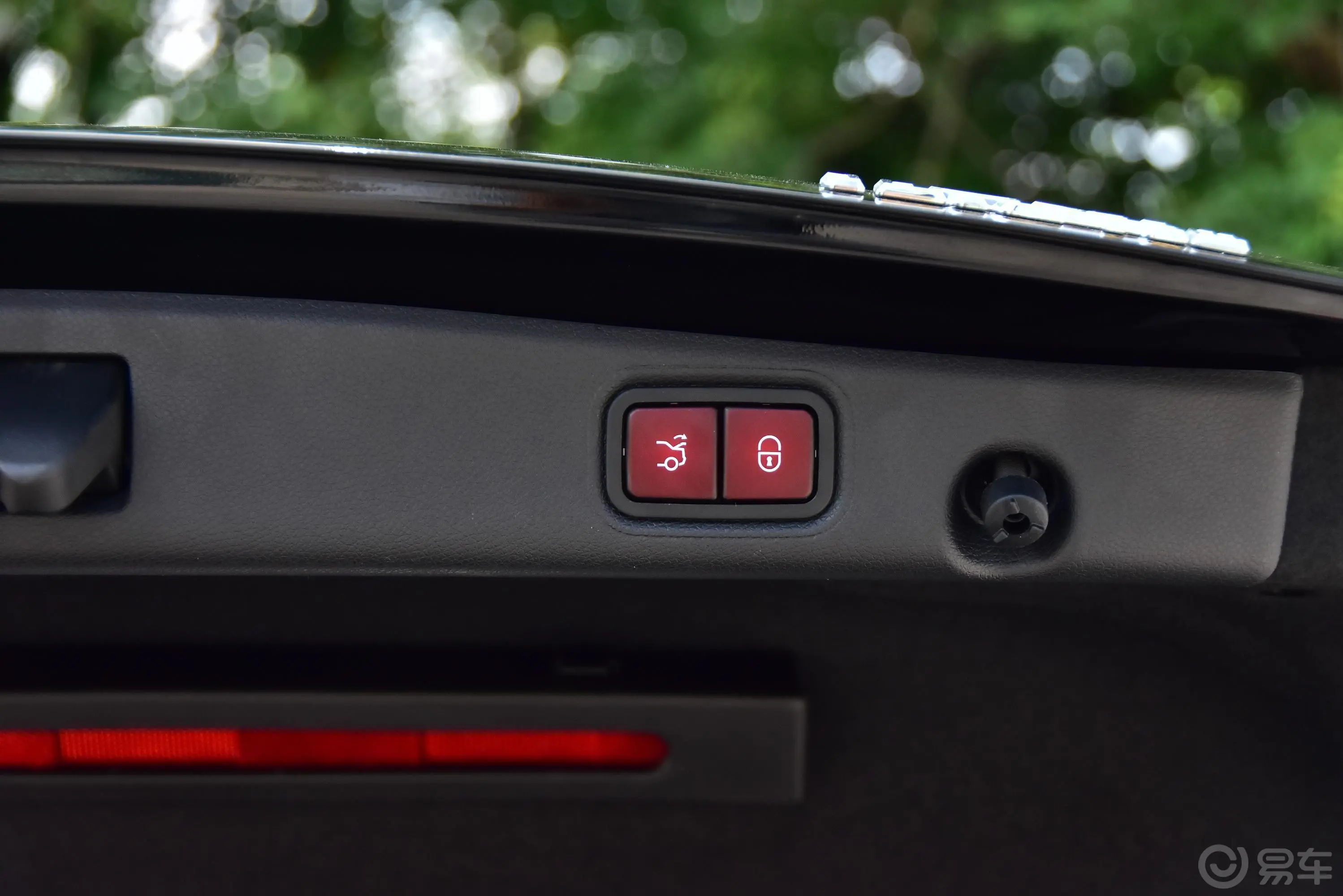 奔驰E级E 320 L 4MATIC  运动轿车电动尾门按键（手动扶手）
