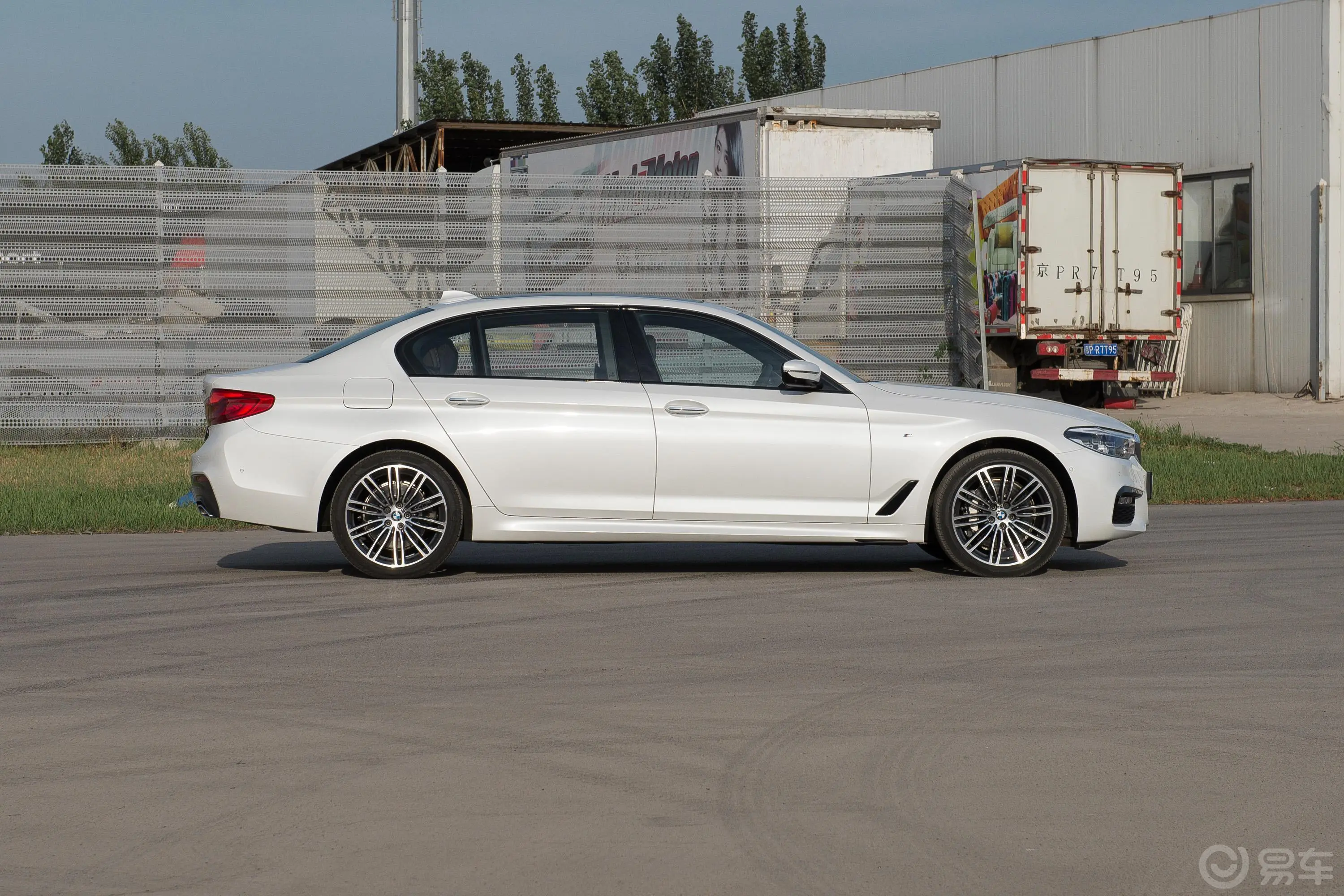 宝马5系530Li xDrive M运动套装正侧车头向右水平