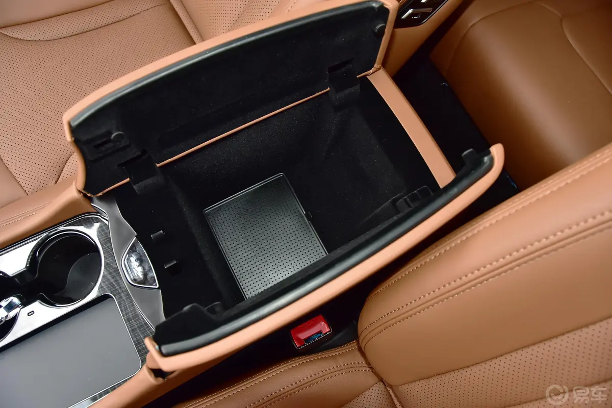 众泰T600 Coupe1.5T 手动 尊享版前排扶手箱储物格