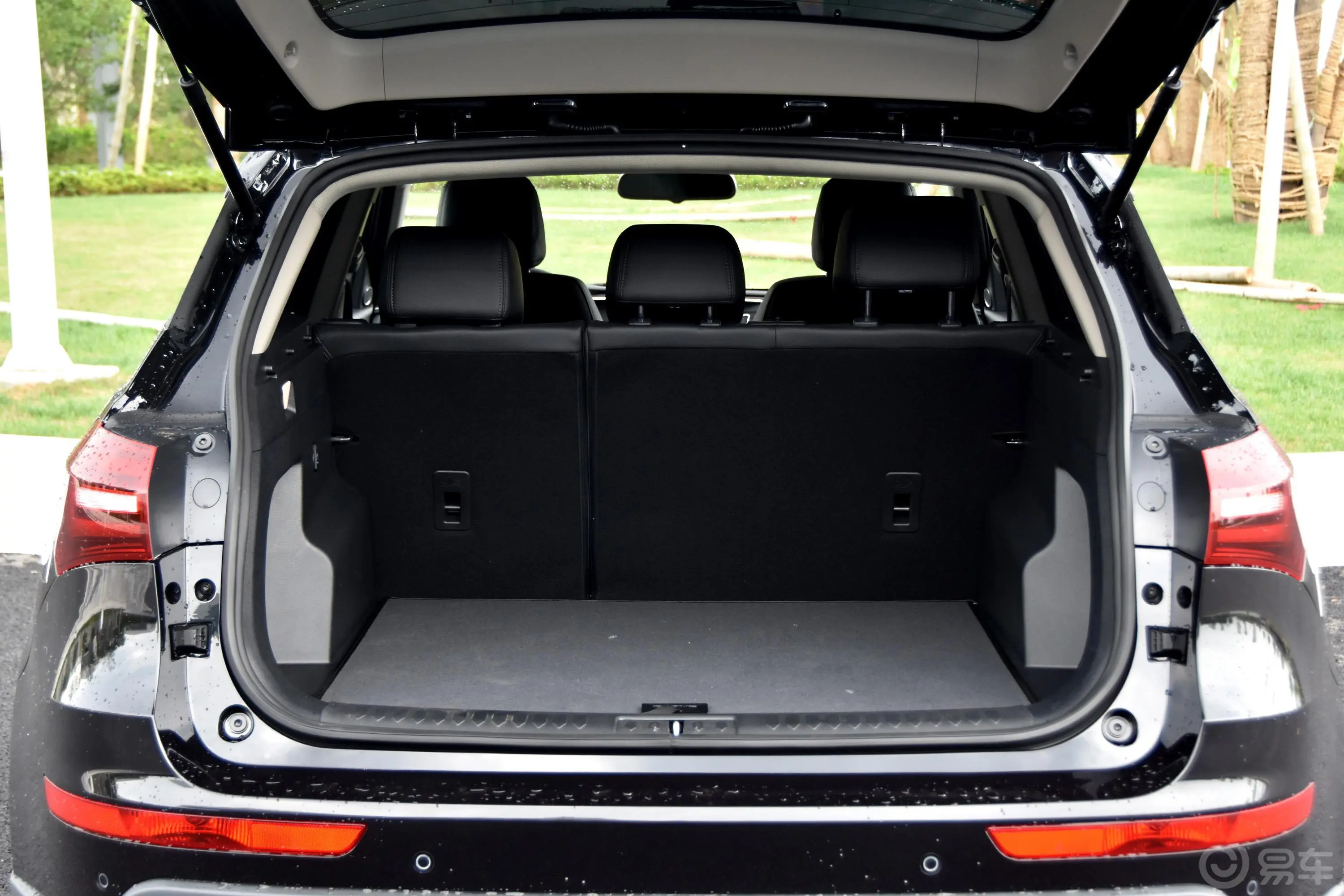 众泰T600 Coupe1.8T 双离合 尊贵版后备厢空间特写