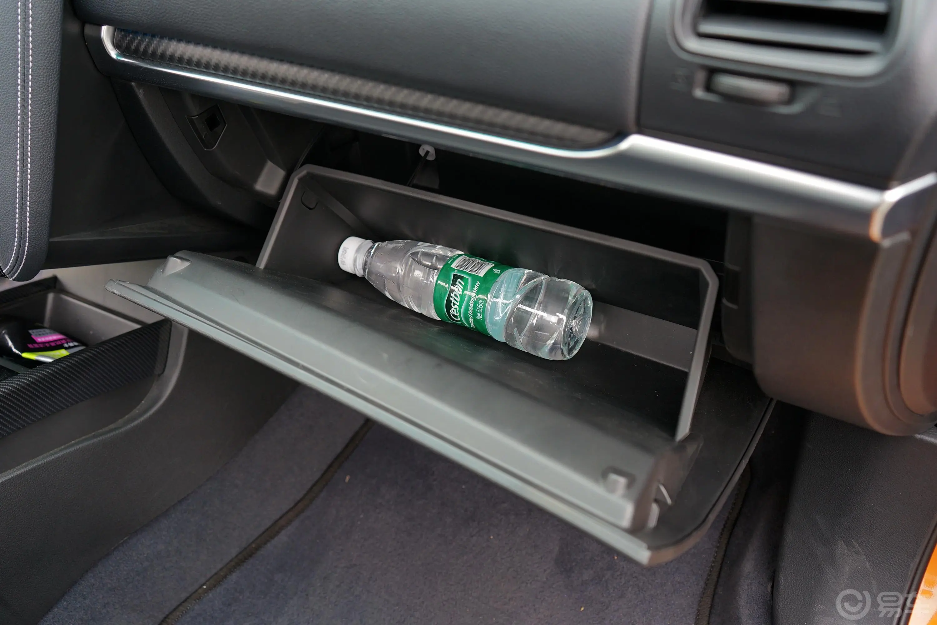 优6 SUV改款 1.6T 手自一体 旗舰版手套箱空间水瓶横置