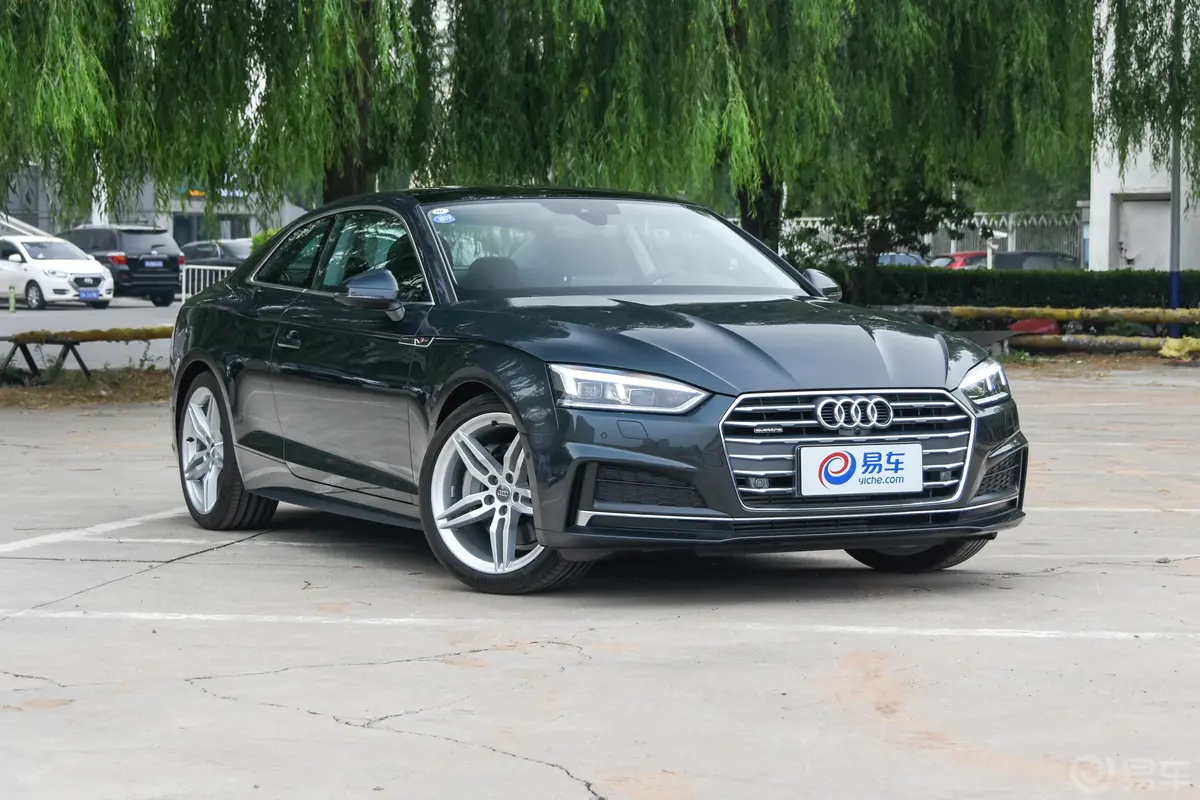 奥迪A5Coupe 45 TFSI quattro 运动版侧前45度车头向右水平