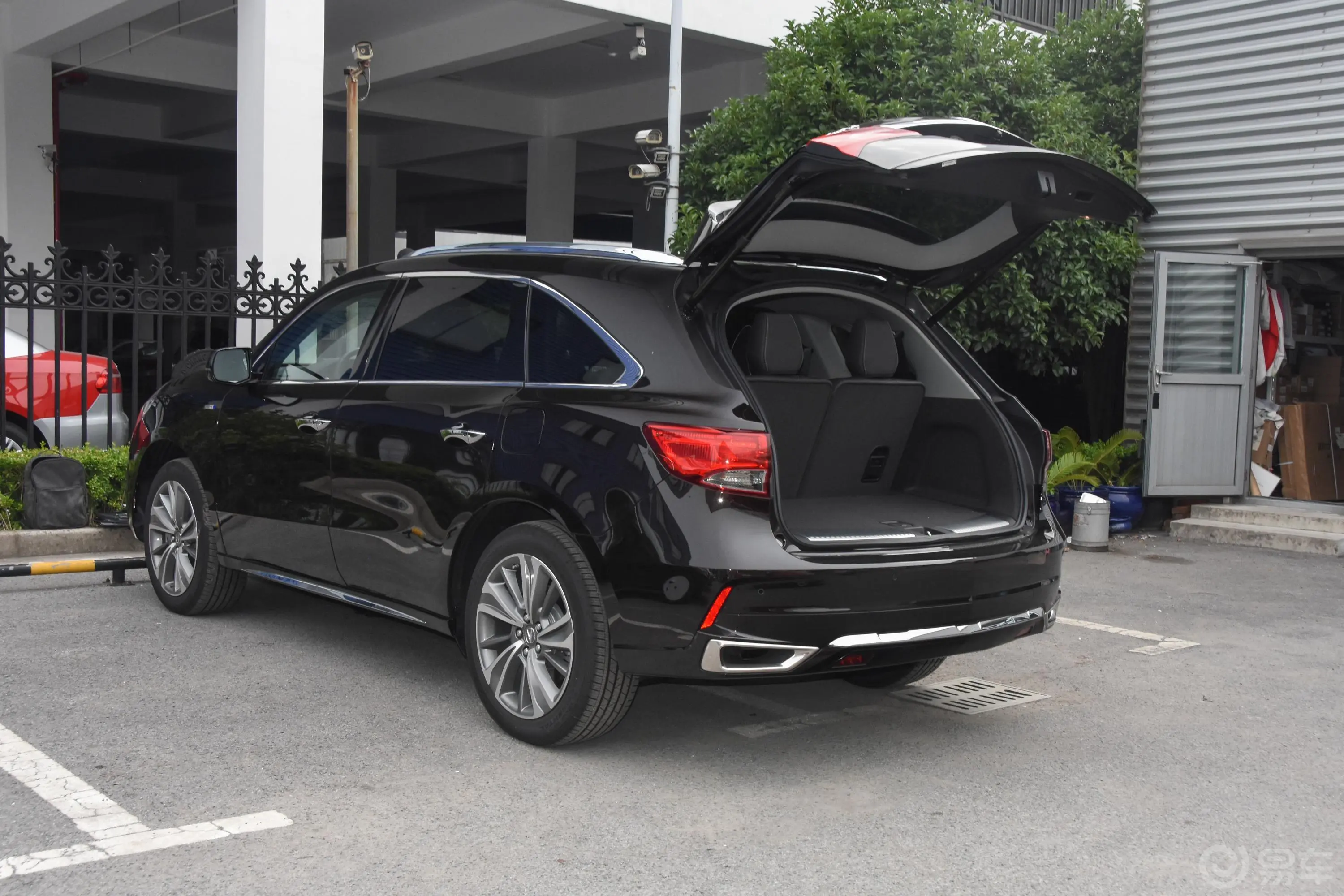 讴歌MDX3.0L 双离合 尊驭版后备厢开启45度侧拍