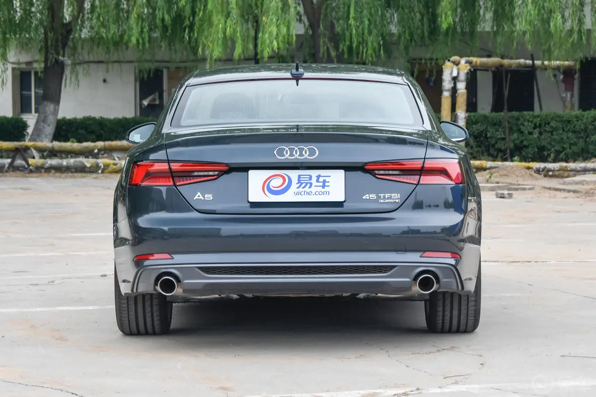 奥迪A5Coupe 45 TFSI quattro 运动版正后水平