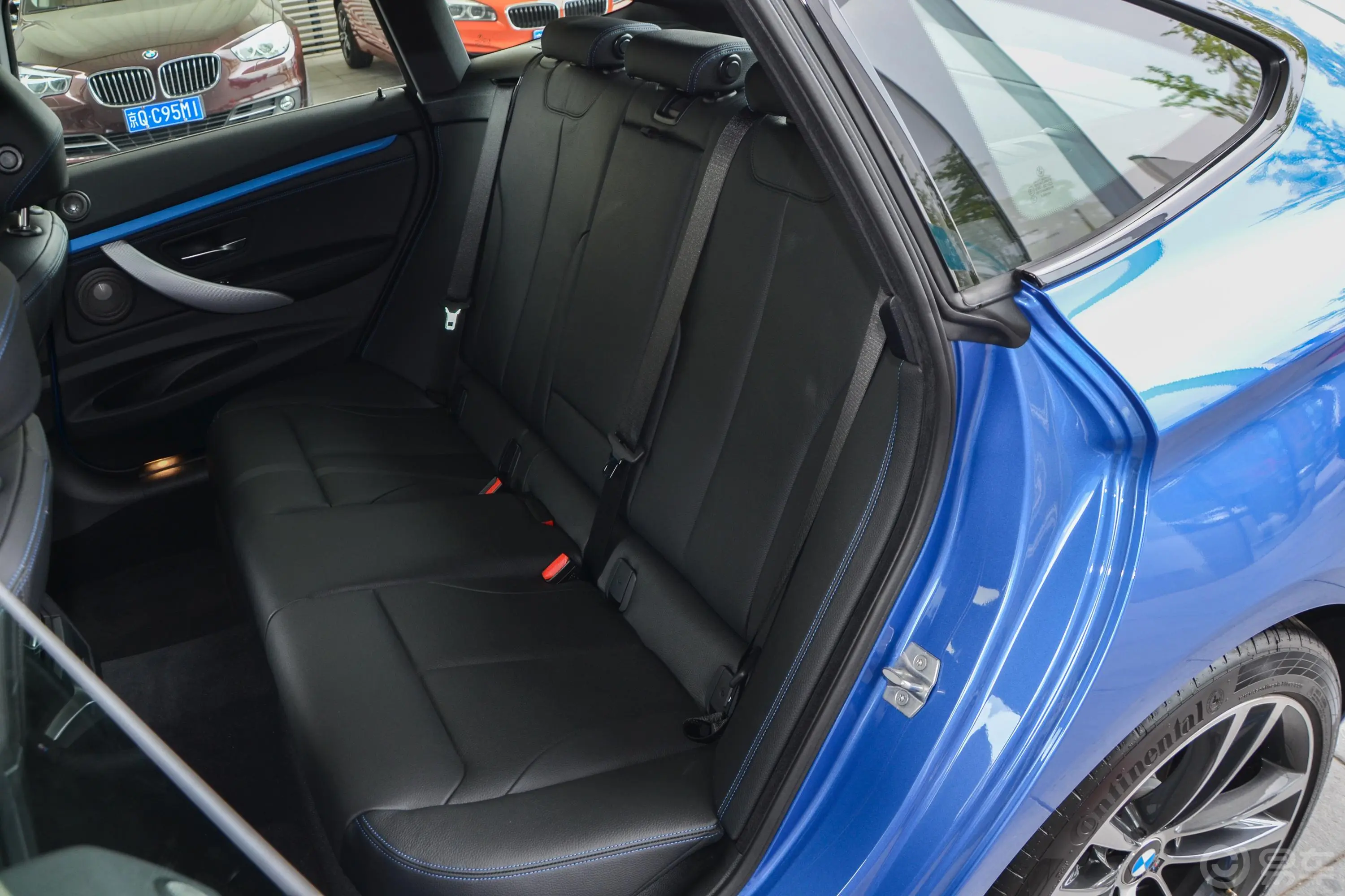 宝马3系GT330i xDrive M运动版后排座椅