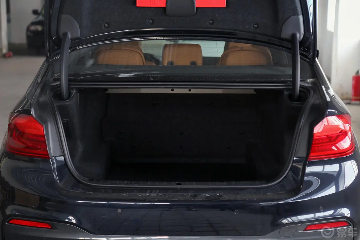 宝马5系530Li 领先版 M运动套装后备厢空间特写