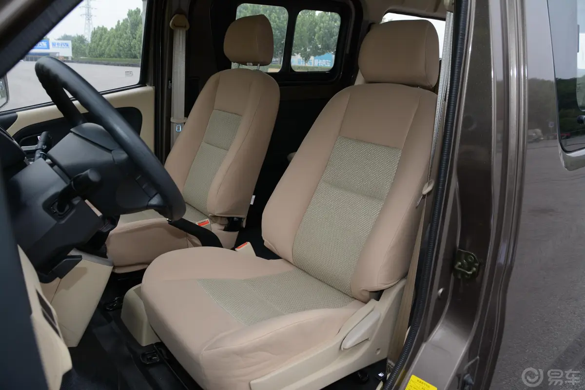睿行M701.5L 手动 舒适型 平顶背掀门 6座 国V驾驶员座椅