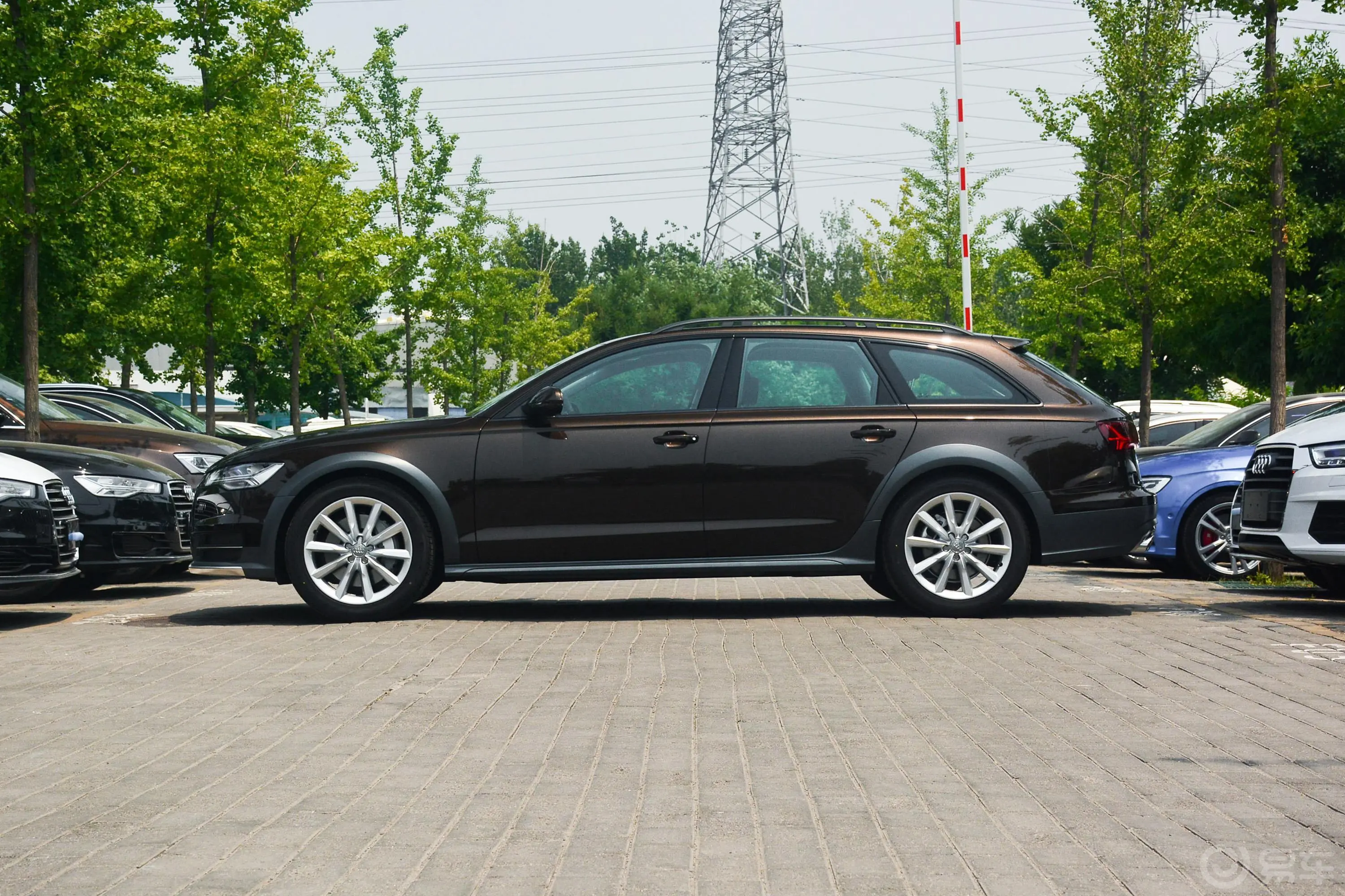 奥迪A63.0T allroad quattro正侧车头向左水平