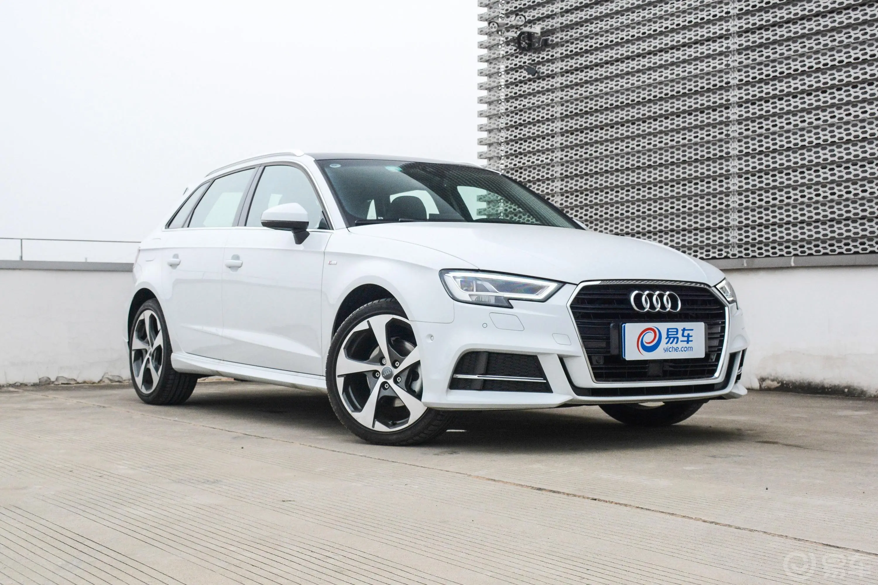 奥迪A3Sportback 35TFSI 运动版侧前45度车头向右水平