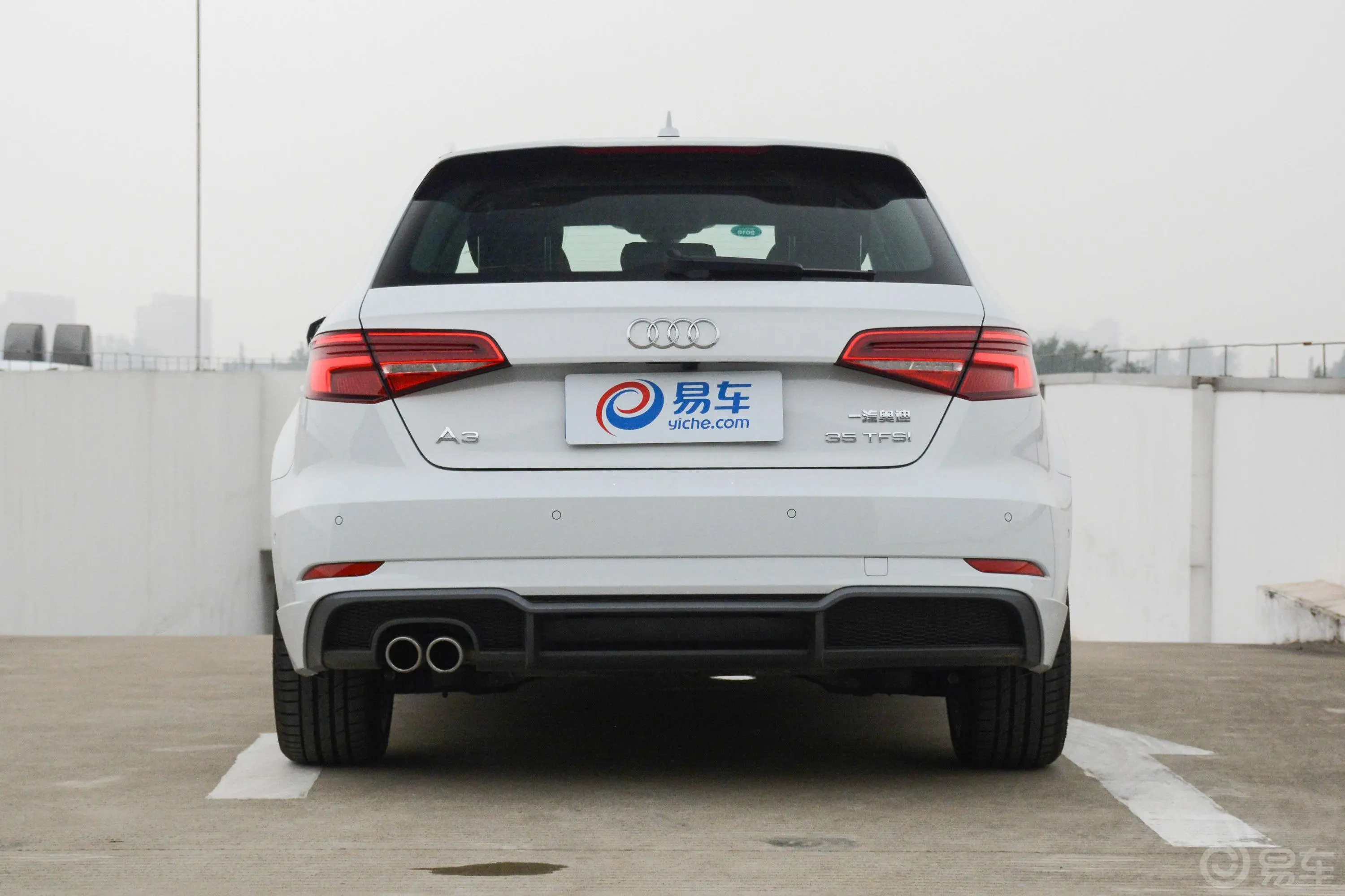 奥迪A3Sportback 35TFSI 运动版正后水平