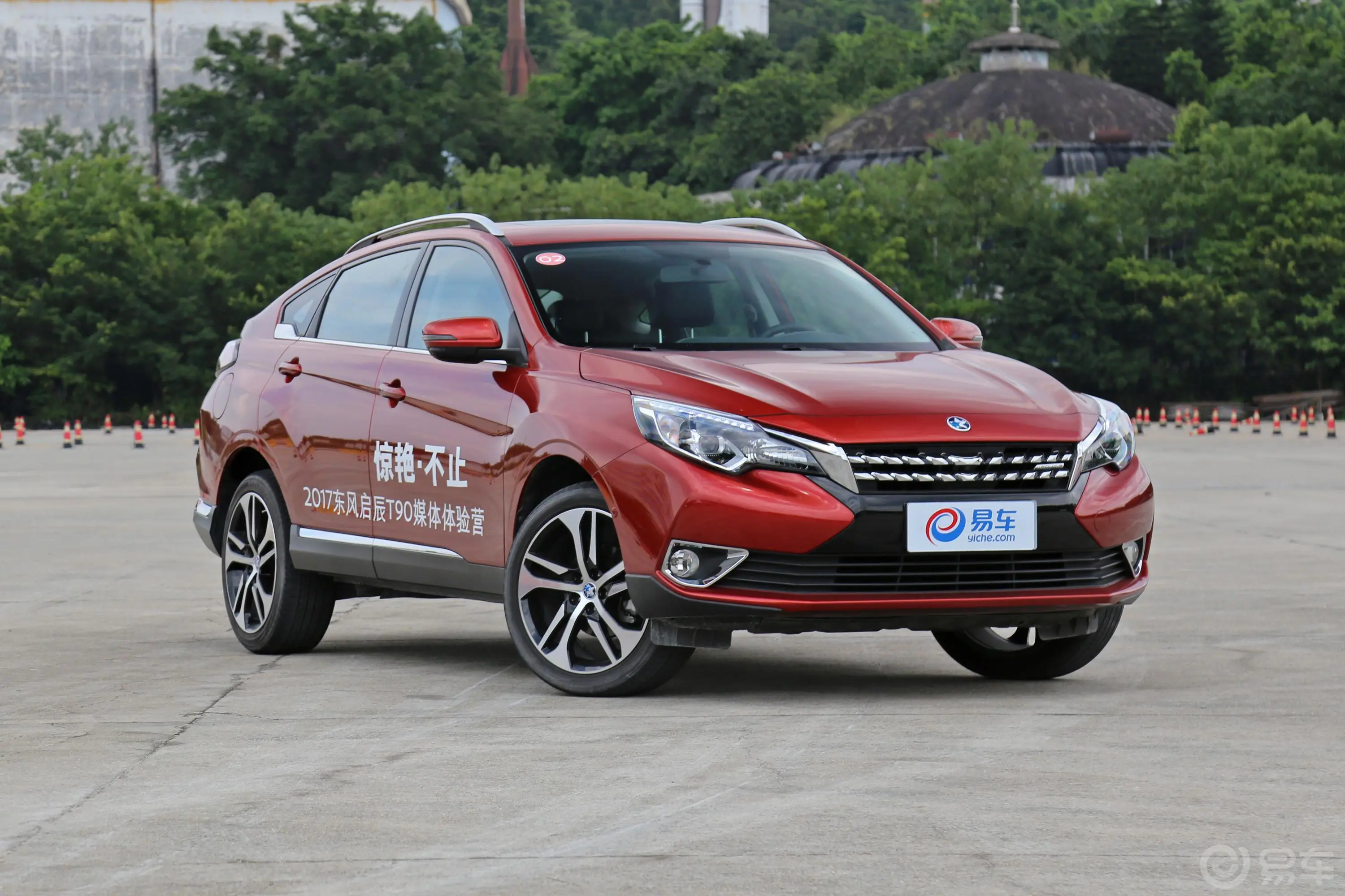 启辰T902.0L CVT 领尚版侧前45度车头向右水平