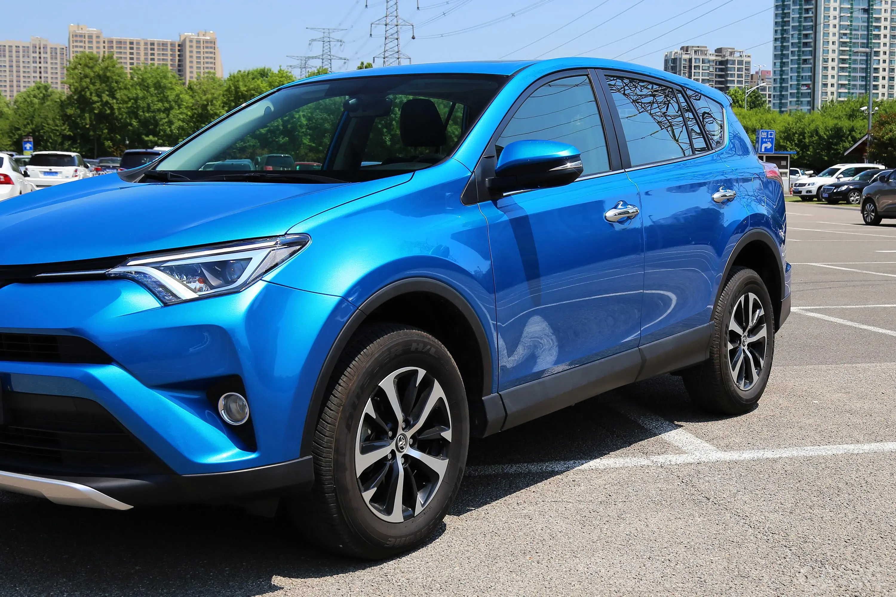 RAV4荣放2.0L CVT 四驱 新锐版 国V外观