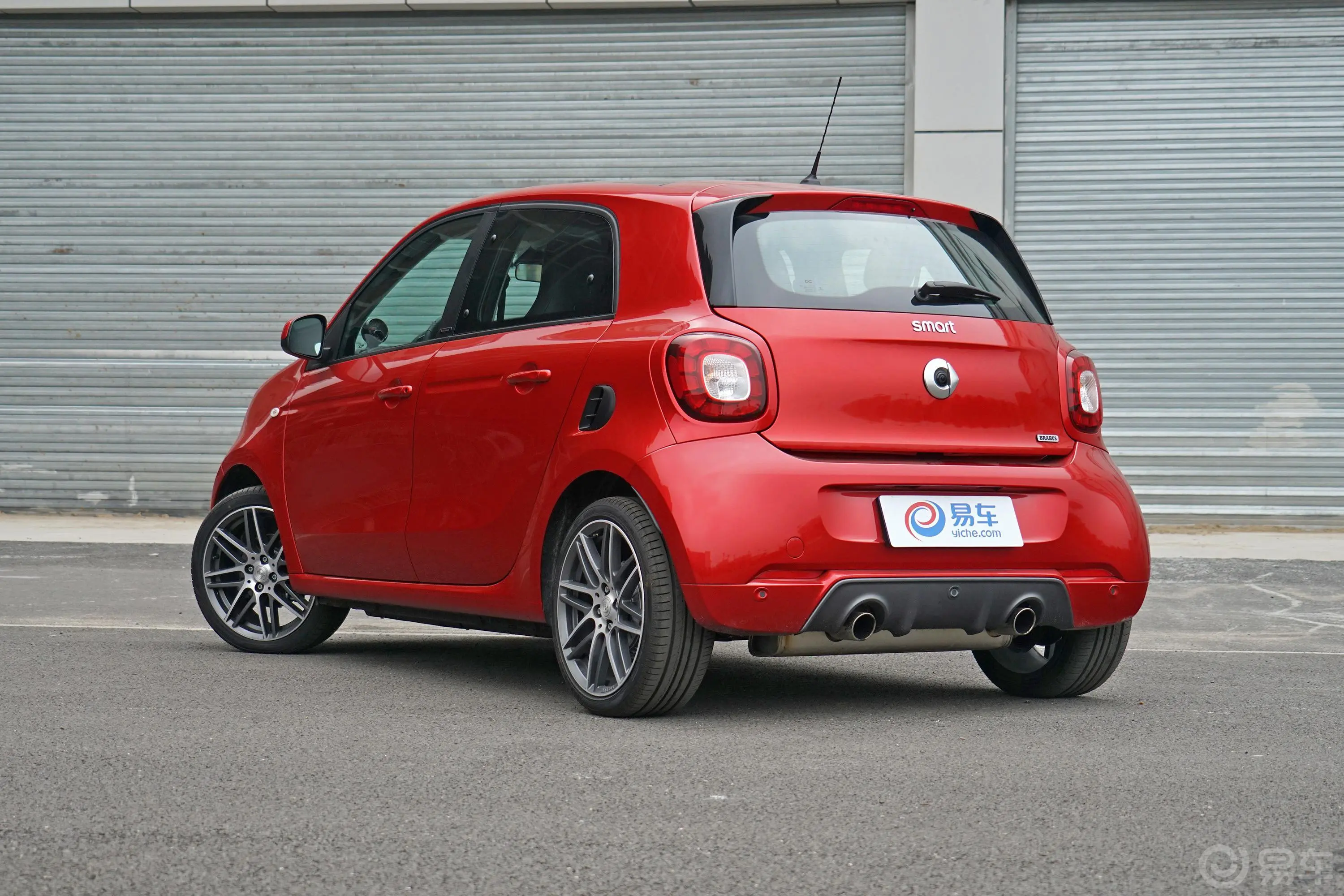 smart forfour0.9T BRABUS Xclusive侧后45度车头向左水平