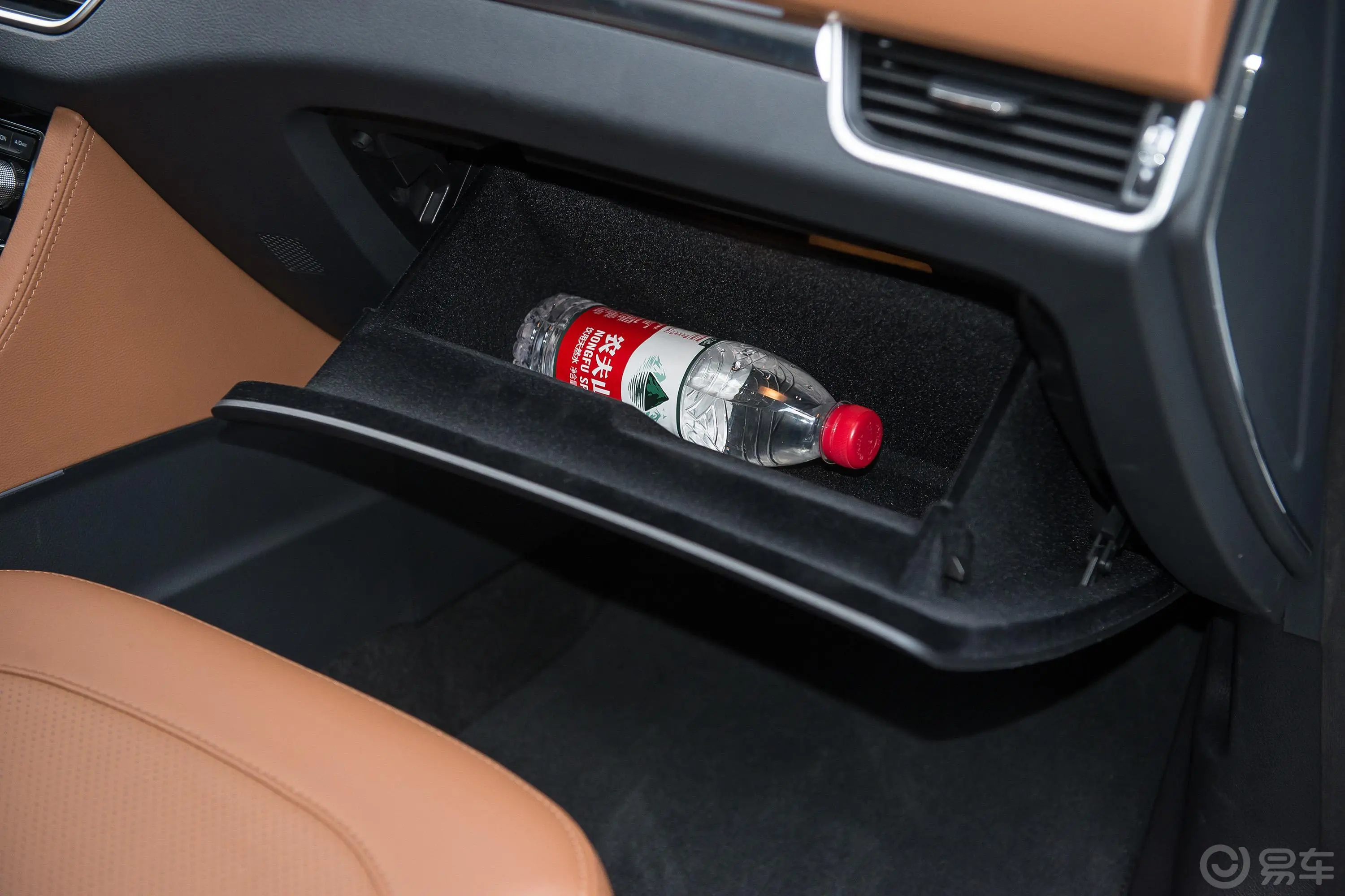 众泰T600 Coupe1.8T 双离合 尊享版手套箱空间水瓶横置
