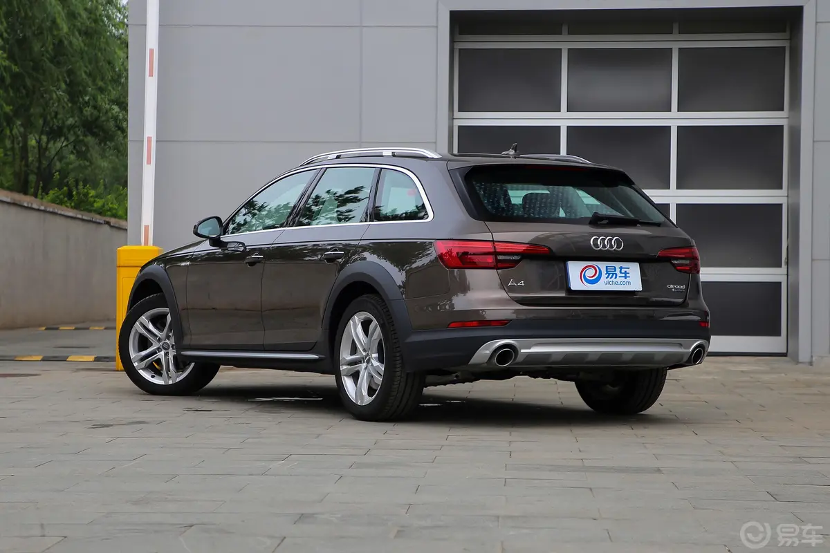 奥迪A4(进口)45TFSI allroad quattro 时尚版侧后45度车头向左水平