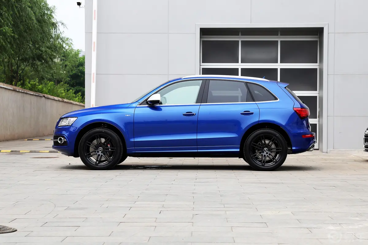 奥迪SQ53.0TFSI quattro正侧车头向左水平