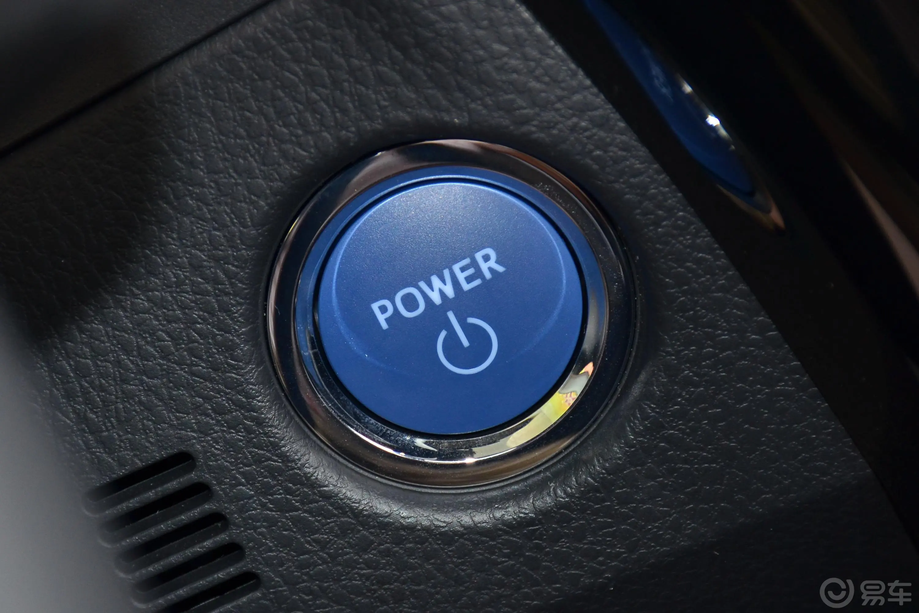 卡罗拉改款 双擎 1.8L E-CVT 精英版钥匙孔或一键启动按键
