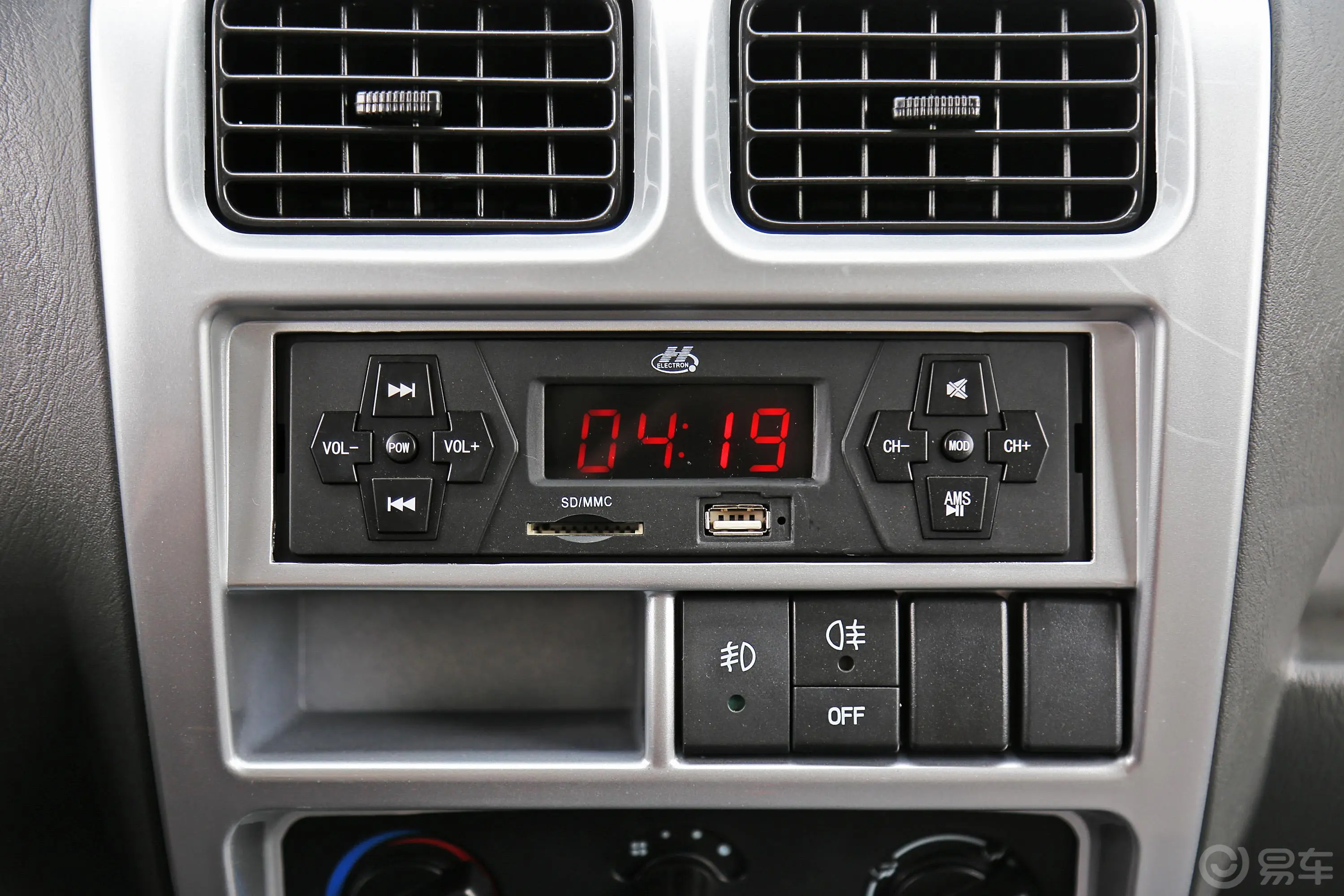 新豹MINI1.3L 汽油DK12单排3050货箱双后轮 国V 厢式车音响