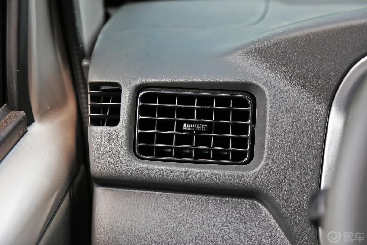 新豹MINI1.3L 汽油DK12单排3050货箱双后轮 国V 厢式车内饰