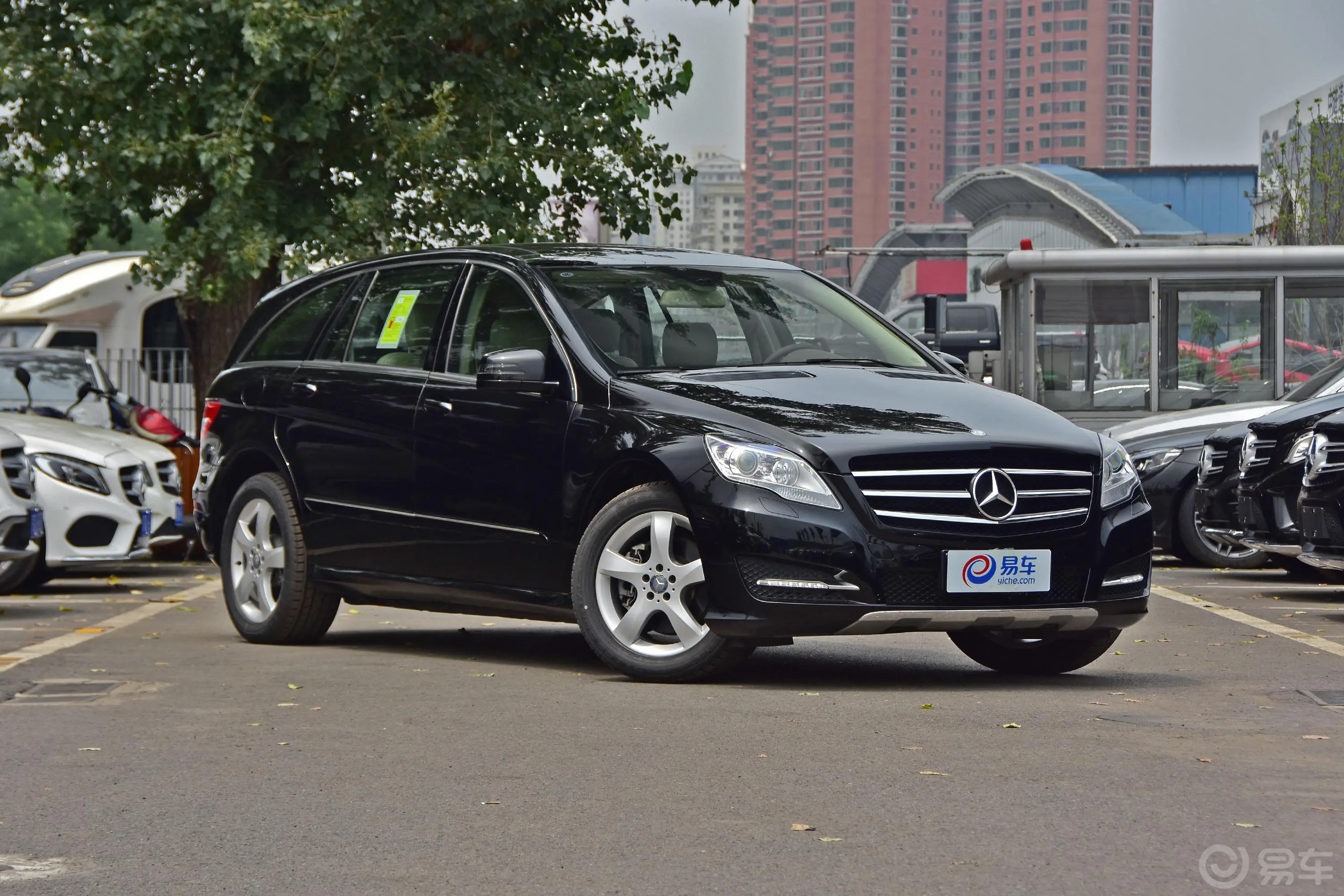 奔驰R级R 400 4MATIC 臻藏版外观