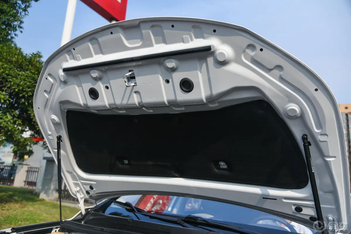 幻速S61.5T 手动 领先版发动机舱盖内侧