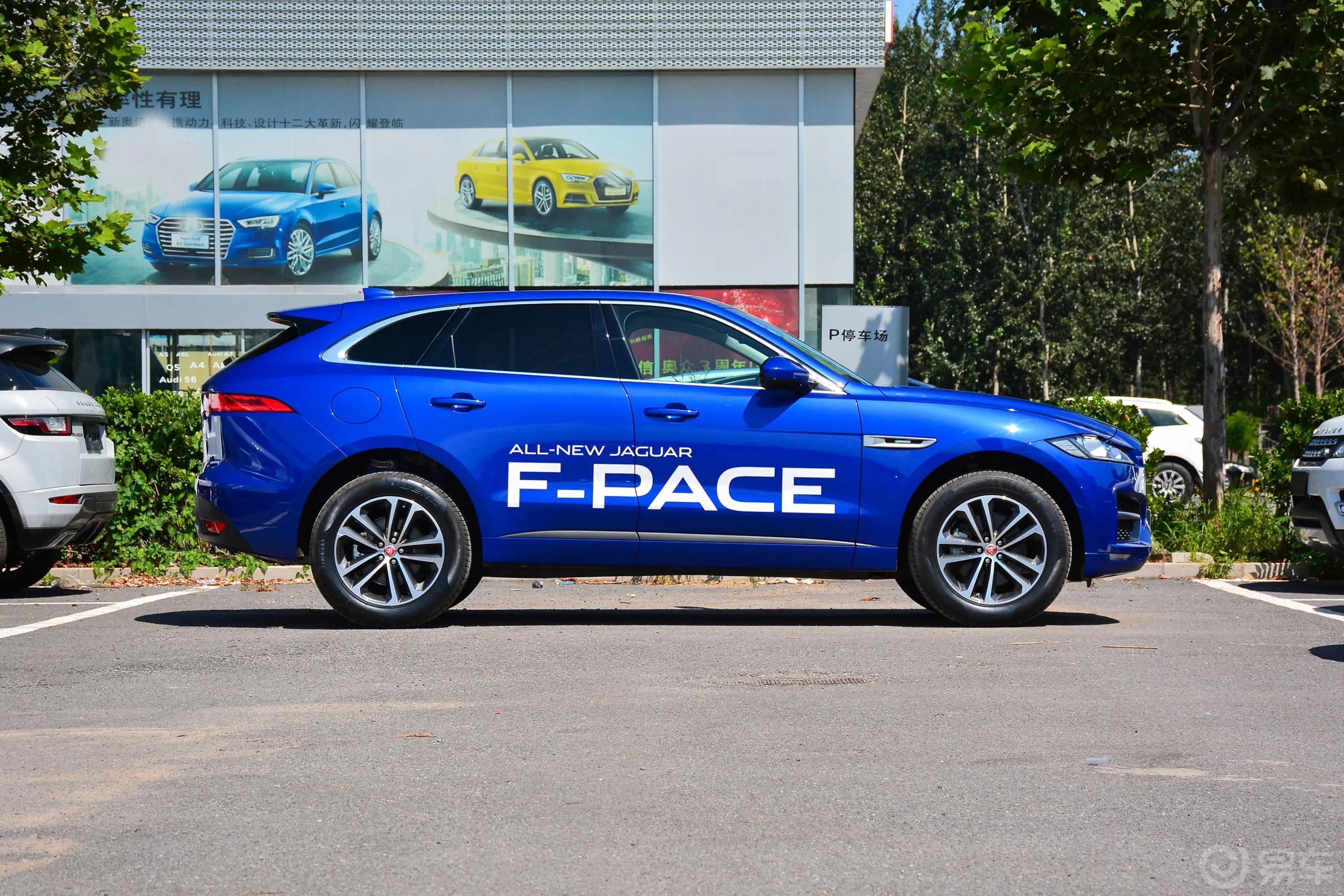 捷豹F-PACE3.0T 四驱 R-SPORT 运动版正侧车头向右水平