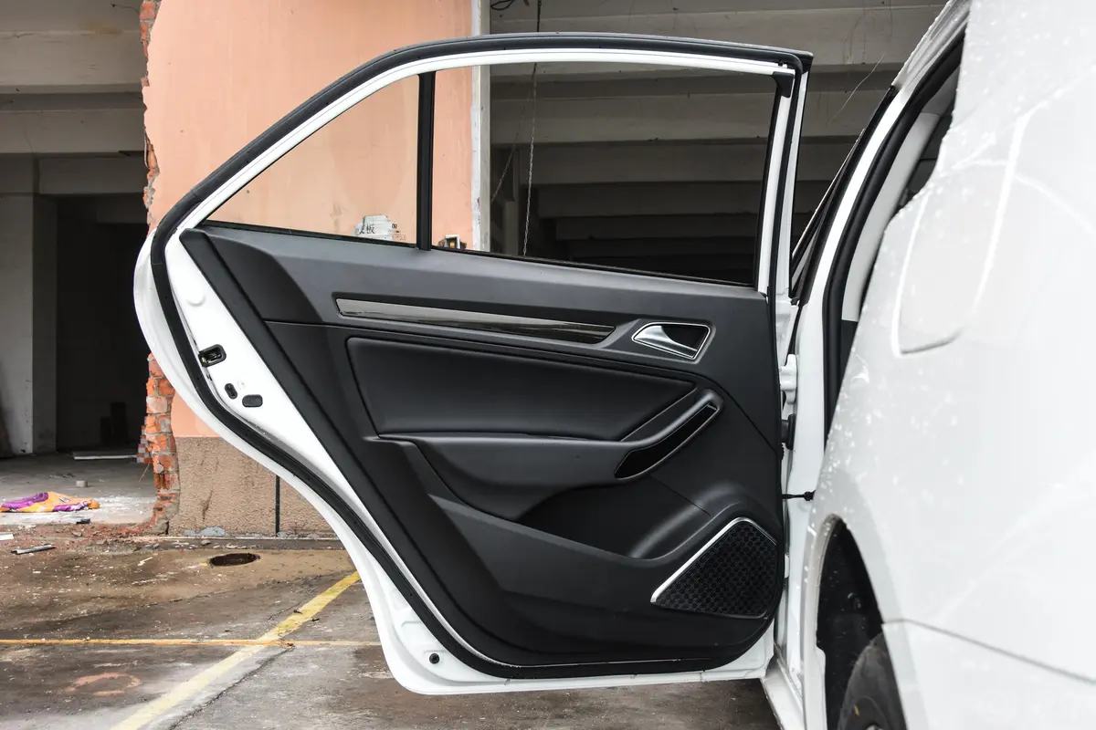 众泰Z3601.5L 手动 豪华版驾驶员侧后车门