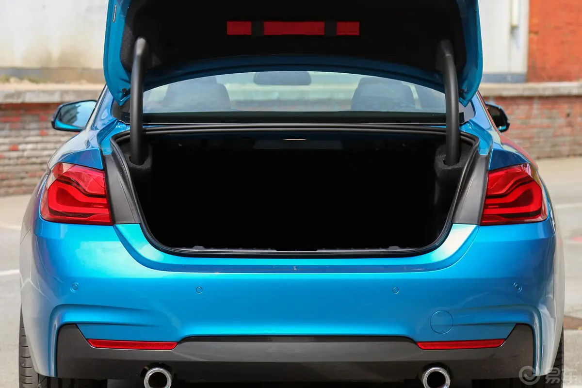 宝马4系双门轿跑 440i xDrive M运动套装后备厢空间特写