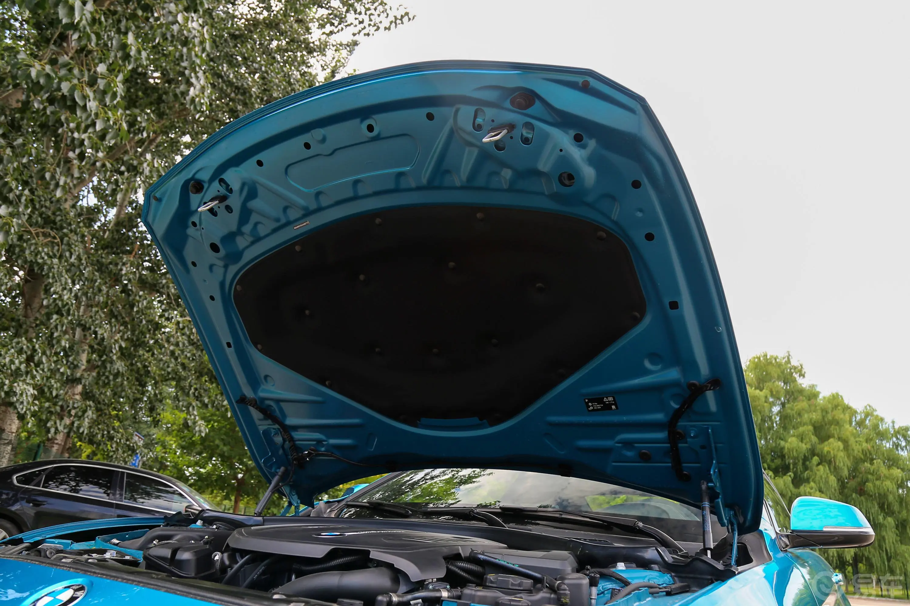 宝马4系双门轿跑 440i xDrive M运动套装发动机舱盖内侧