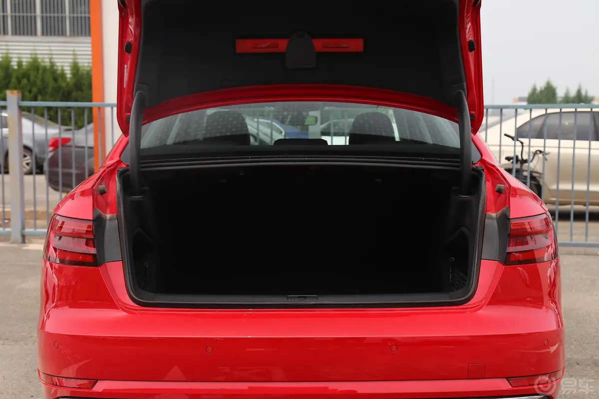 奥迪A4LPlus 40 TFSI 时尚版后备厢空间特写