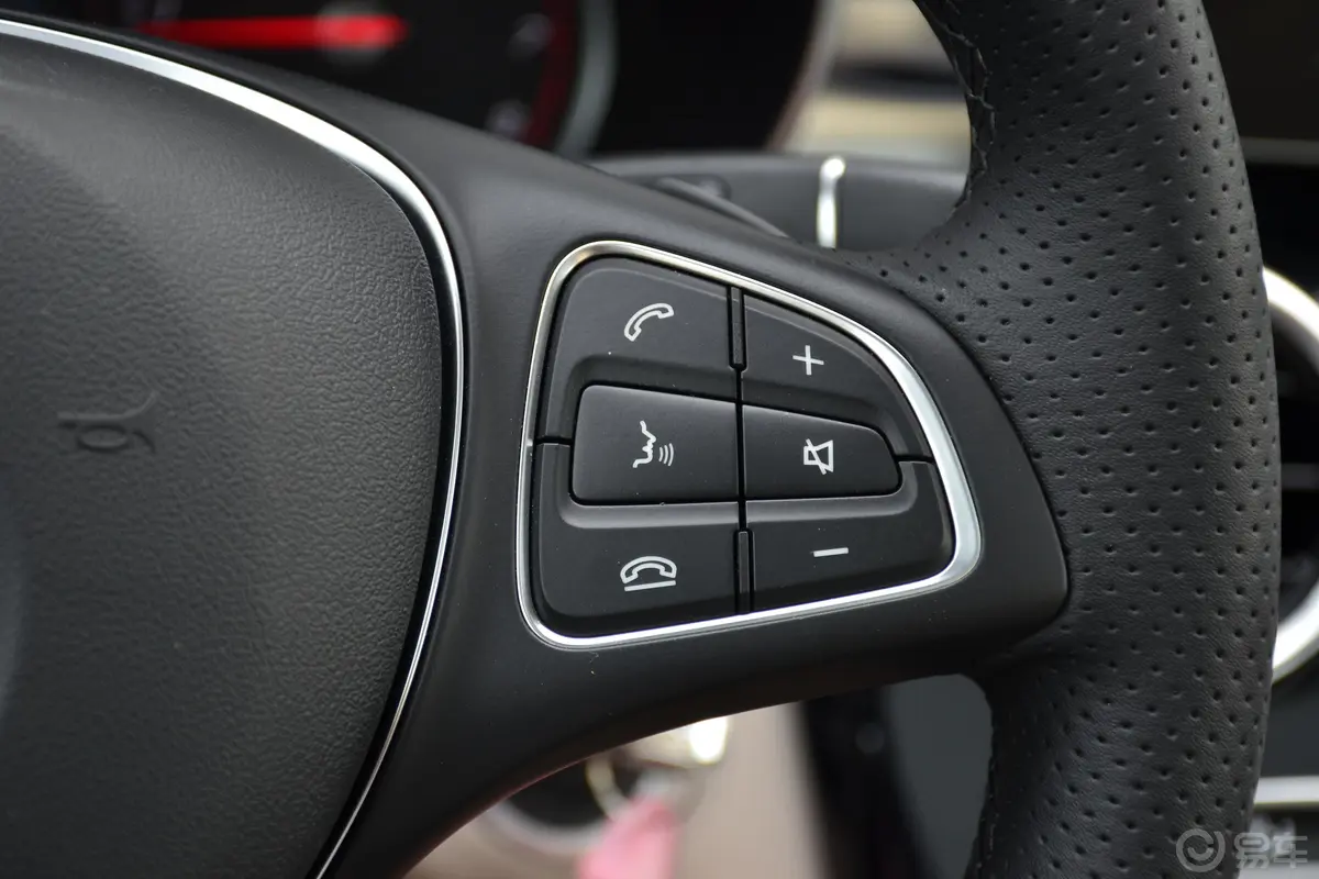 奔驰C级改款 C 180 L 动感版 运动轿车右侧方向盘功能按键