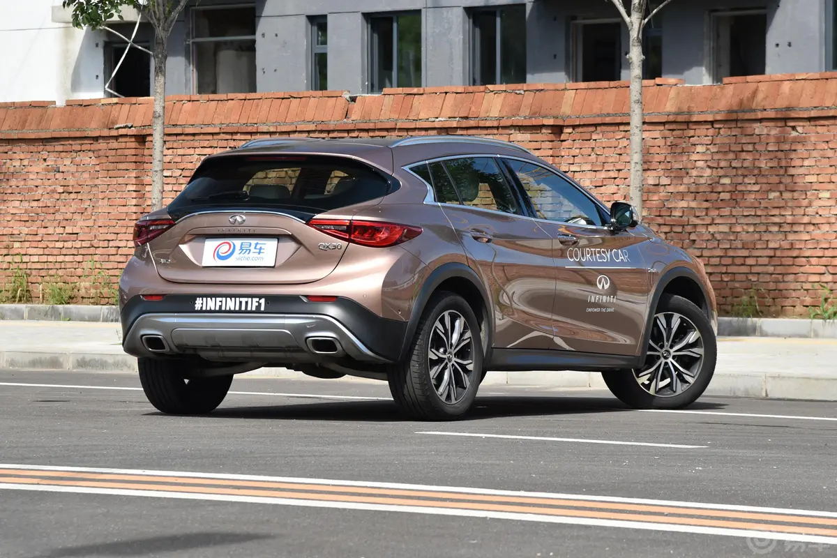 英菲尼迪QX302.0T 双离合 四驱 极限版外观