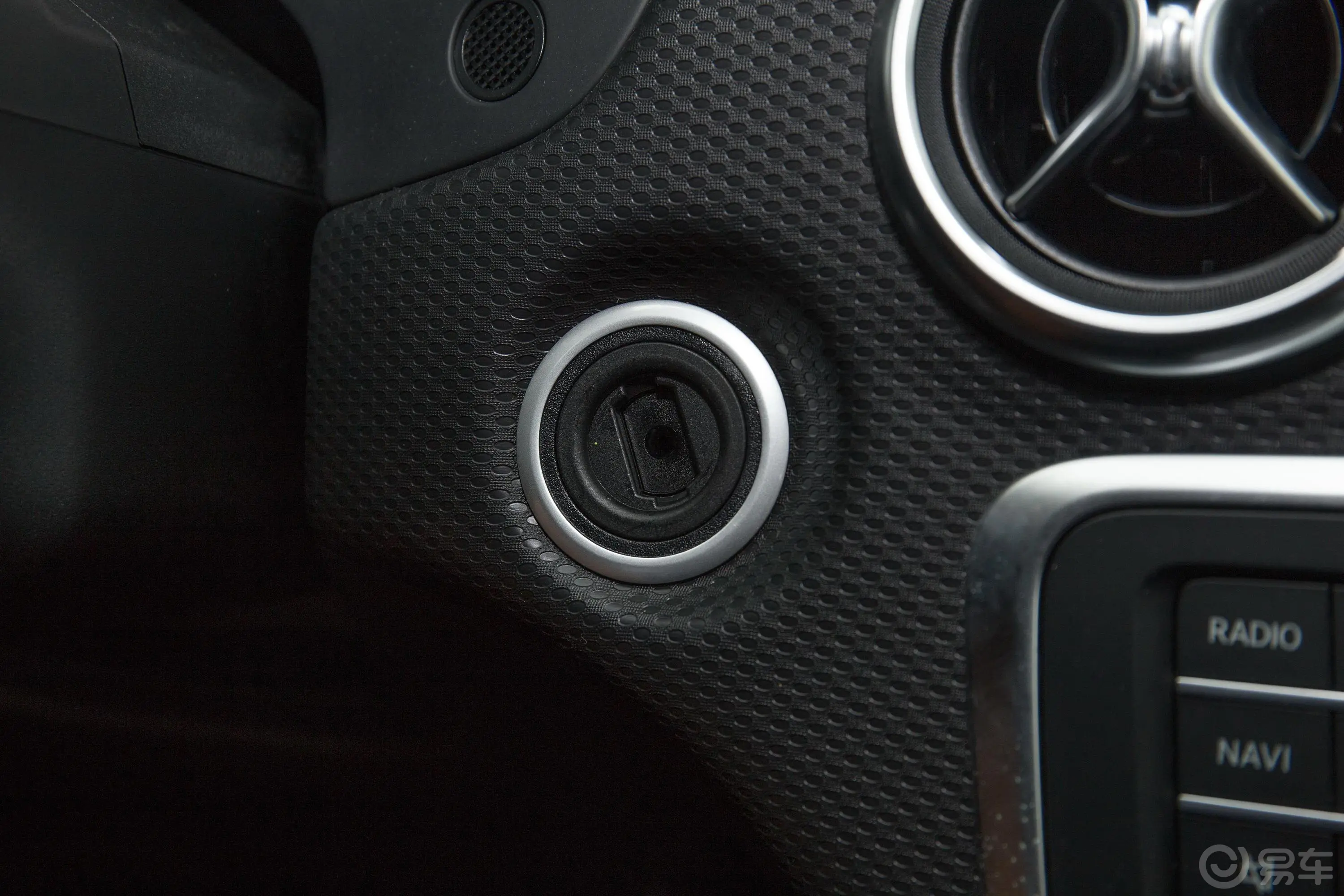 奔驰A级(进口)改款 A 200 动感版钥匙孔或一键启动按键