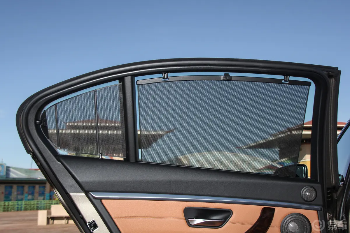 宝马3系330Li xDrive 豪华套装后风挡遮阳帘