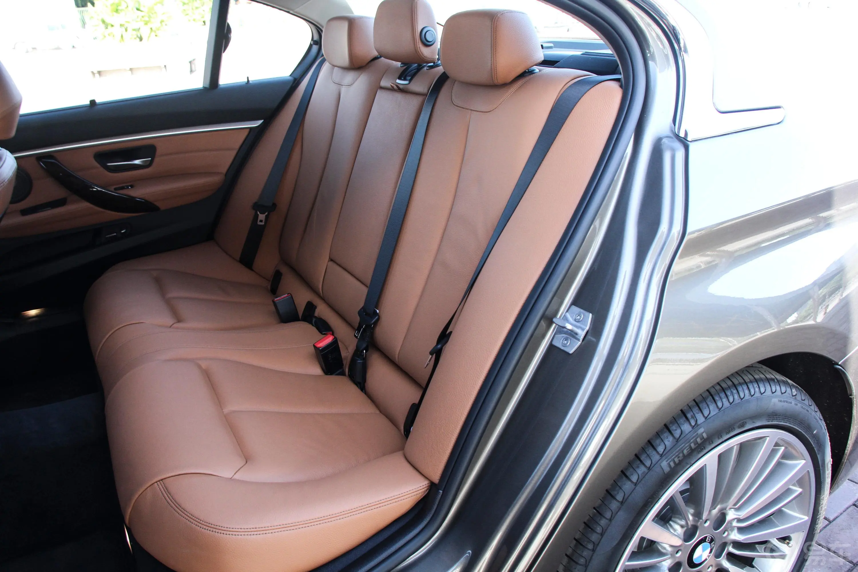 宝马3系330Li xDrive 豪华套装后排座椅