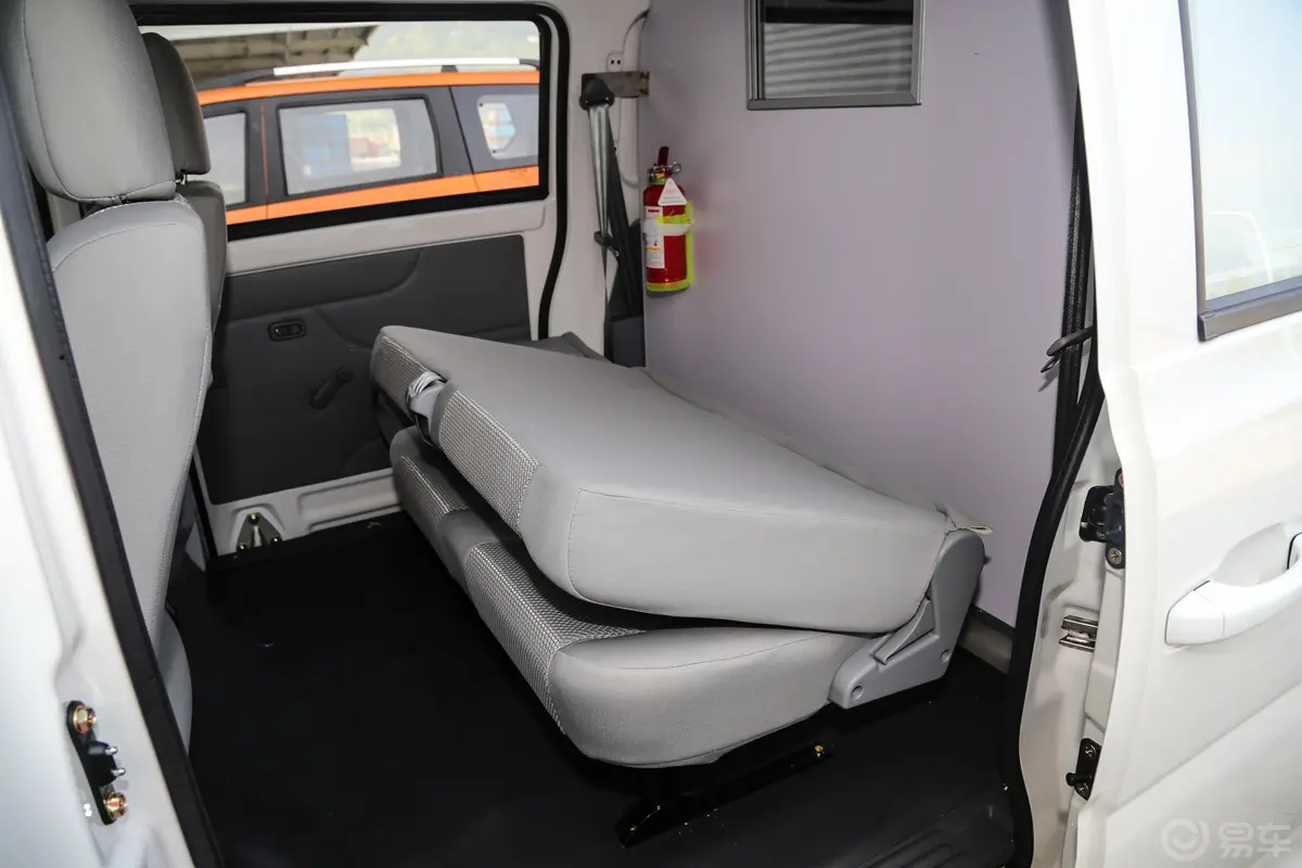 新龙马启腾M70 EV厢式运输车 5座版空间