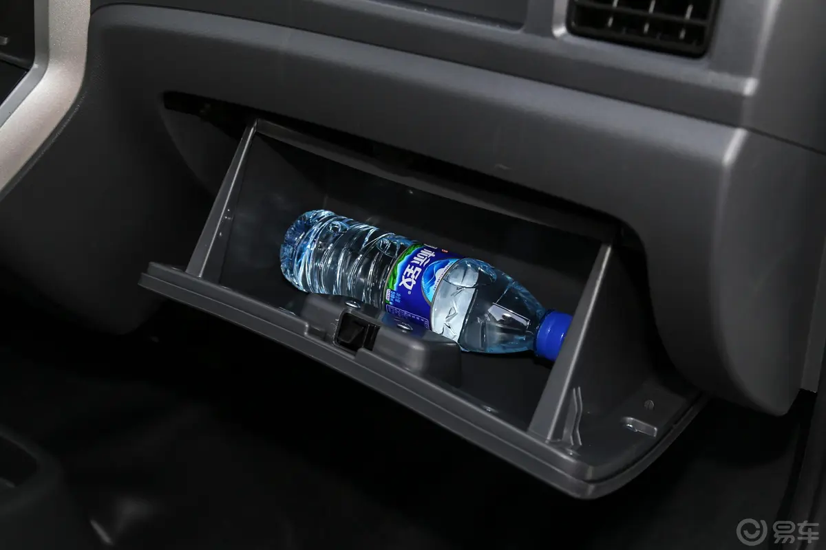 新龙马启腾M70 EV厢式运输车 5座版手套箱空间水瓶横置