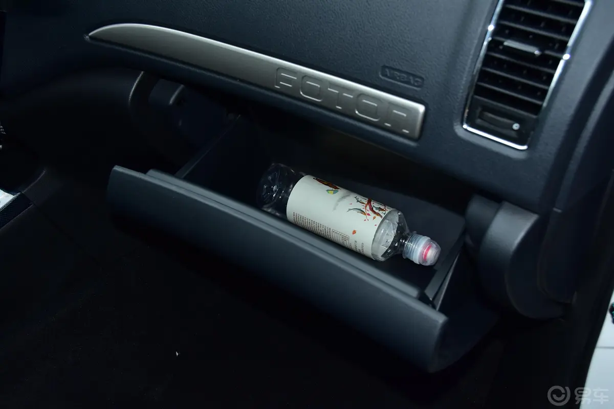 萨瓦纳2.0T 自动 四驱 尊享版 5座 汽油手套箱空间水瓶横置