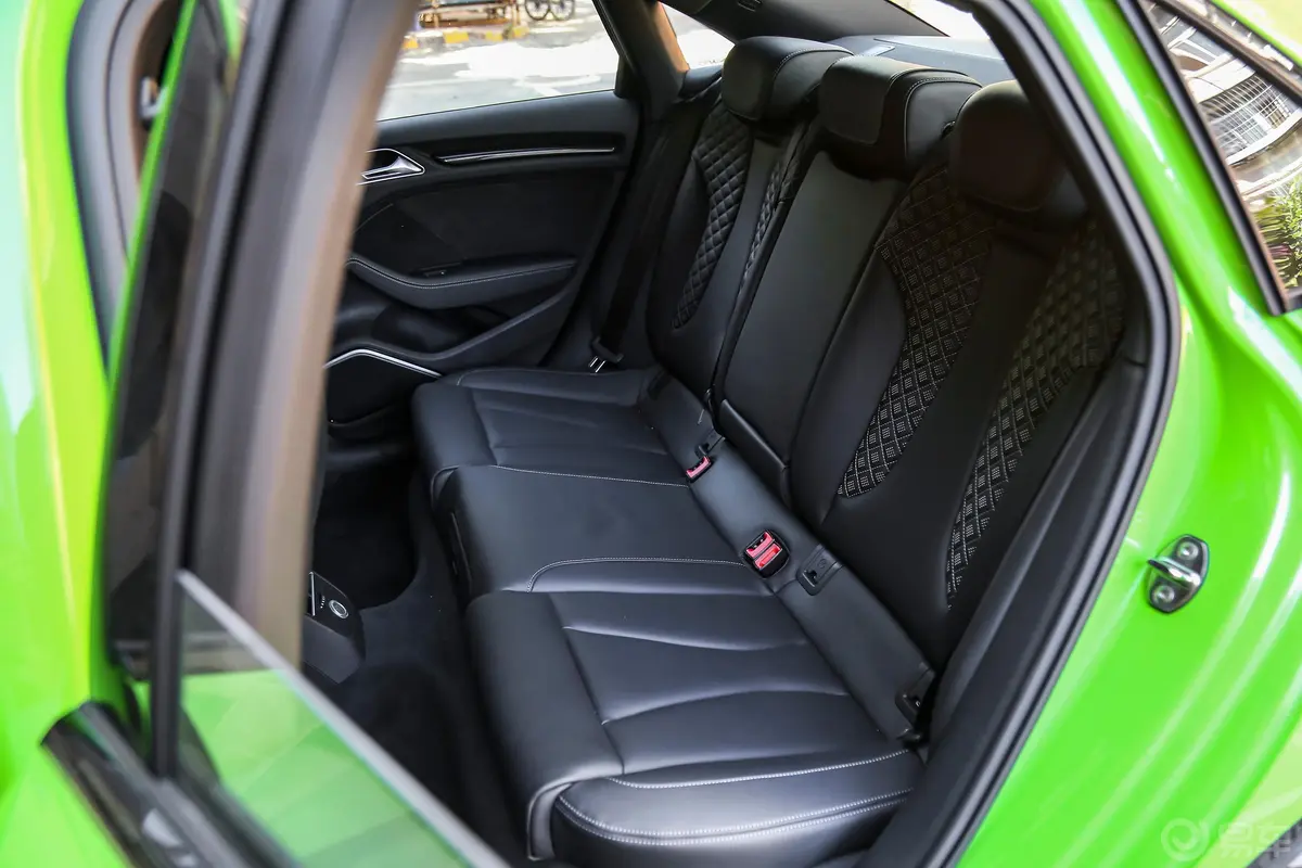 奥迪RS 32.5T Limousine后排座椅