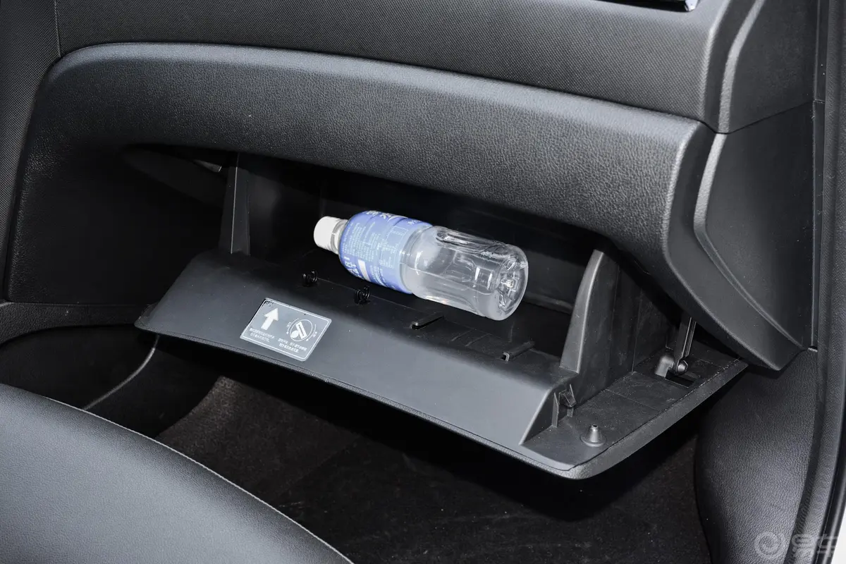奔腾B70轿跑版 1.8T 手自一体 互联智享版手套箱空间水瓶横置