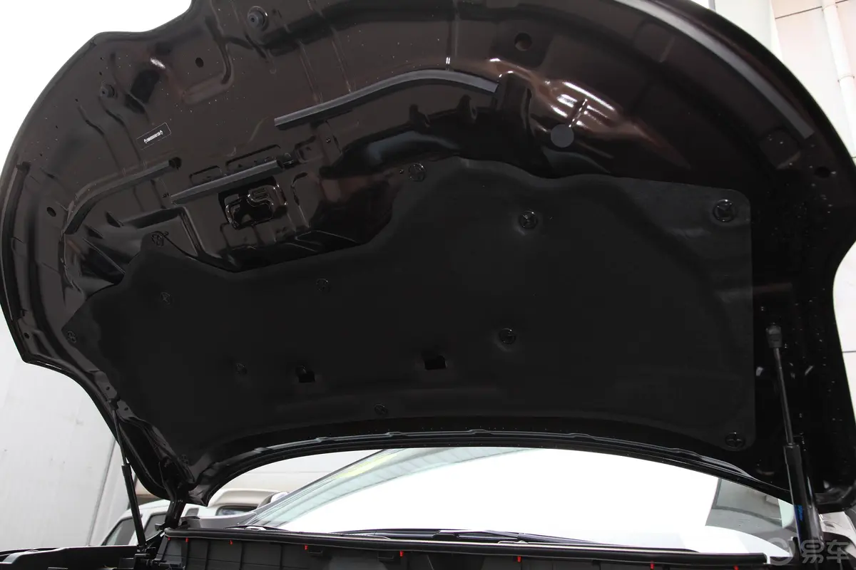 科雷傲2.5L CVT 两驱 尊贵版发动机舱盖内侧