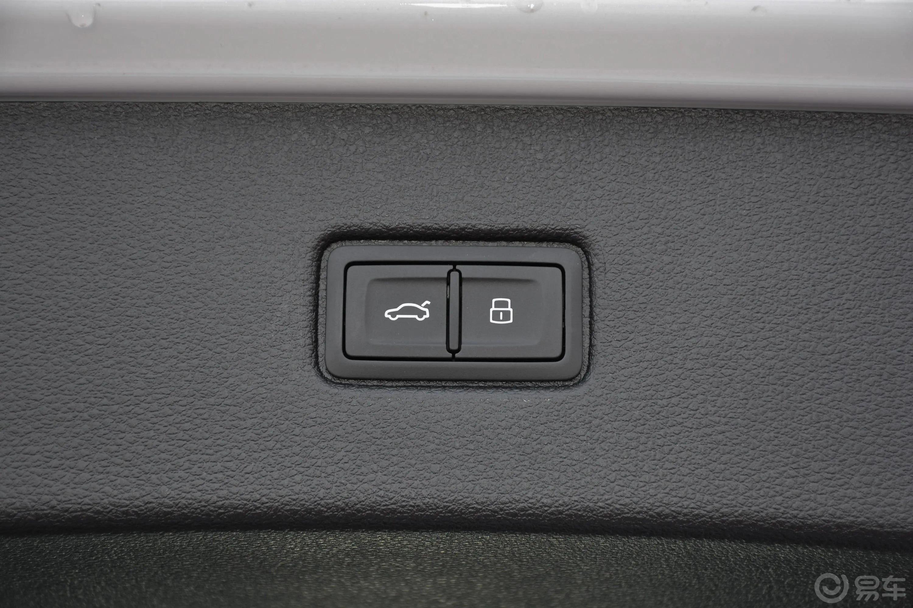 奥迪Q745 TFSI S line运动版电动尾门按键（手动扶手）