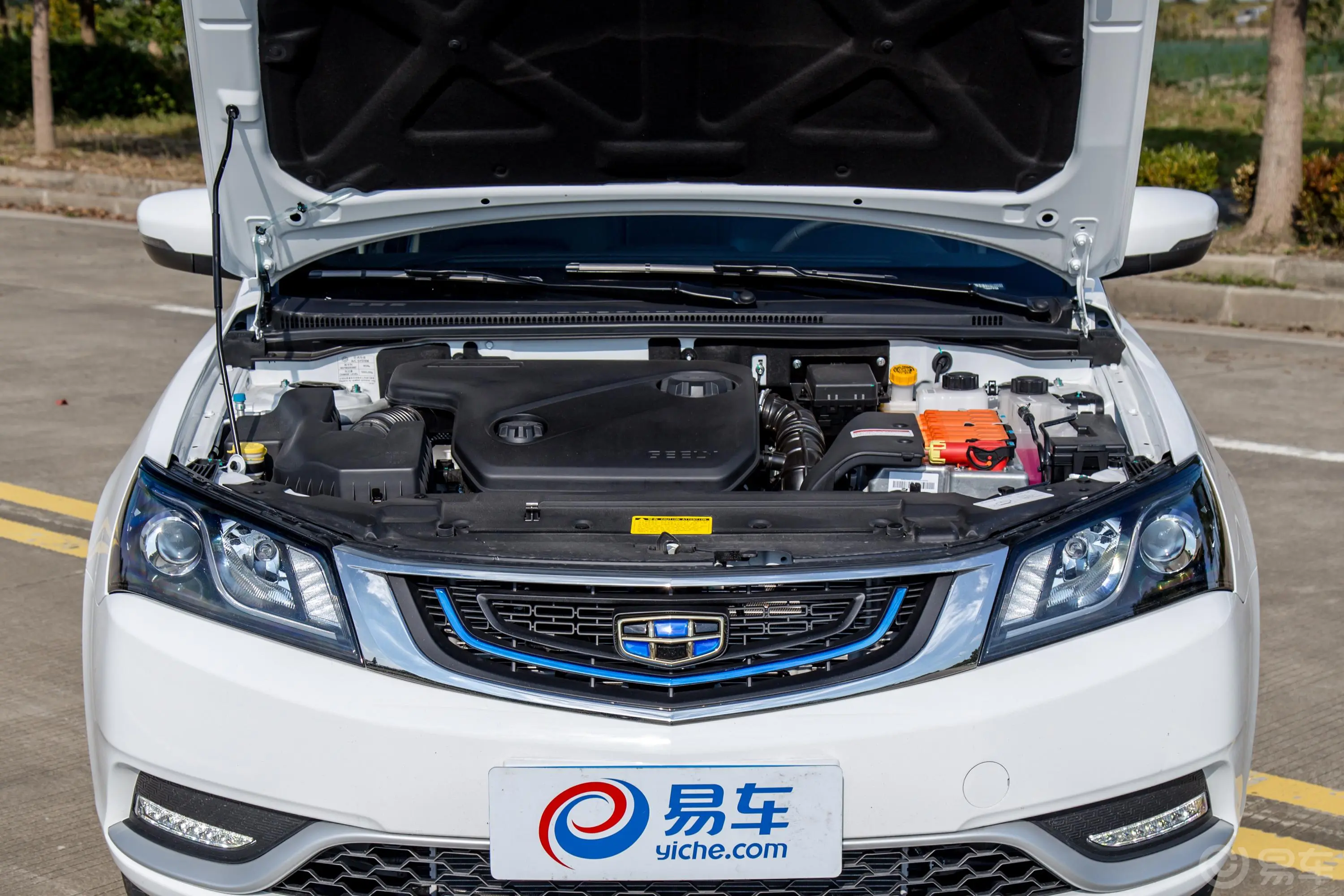 帝豪PHEV1.5L E-CVT 精英版发动机舱整体