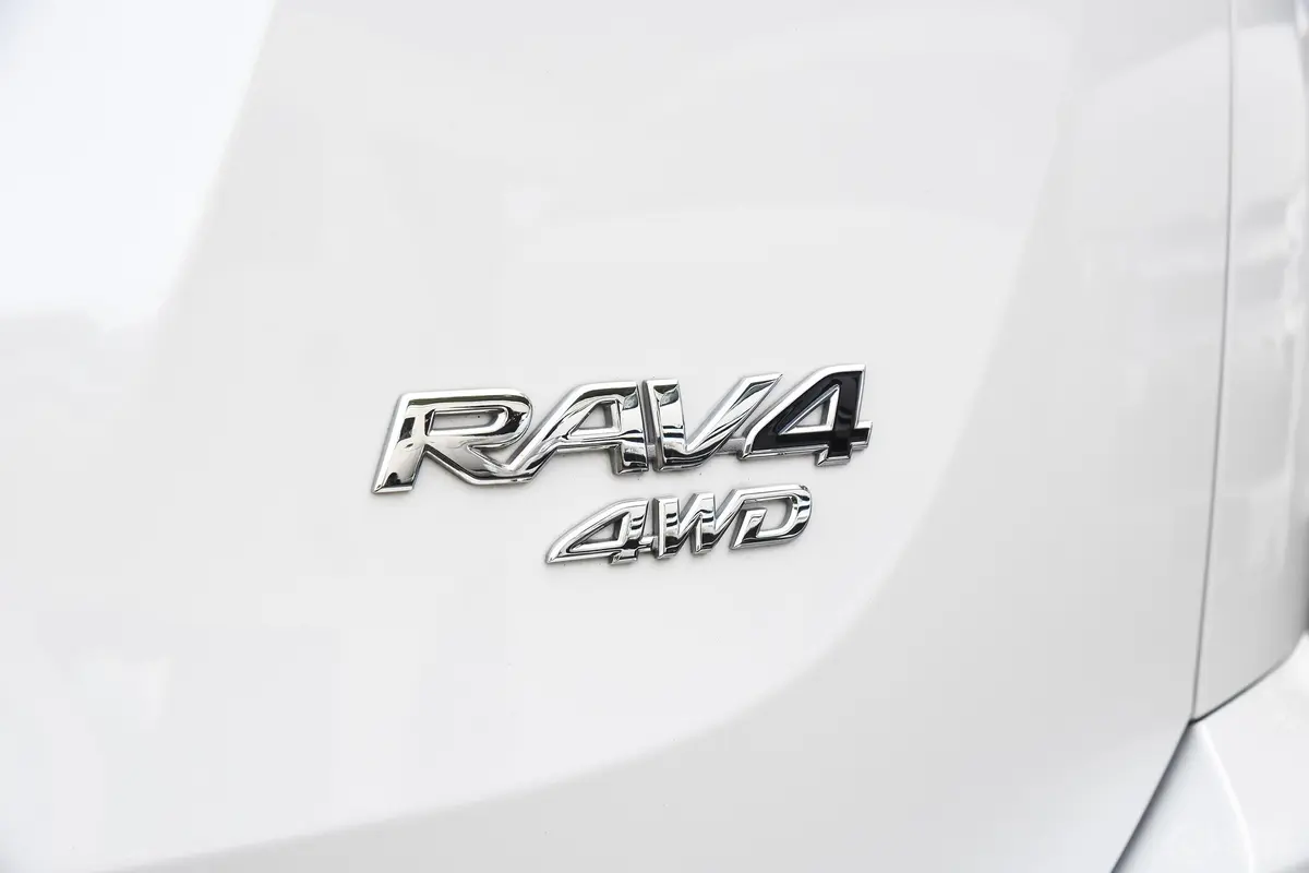 RAV4荣放2.5L 手自一体 四驱 尊贵版 国V外观