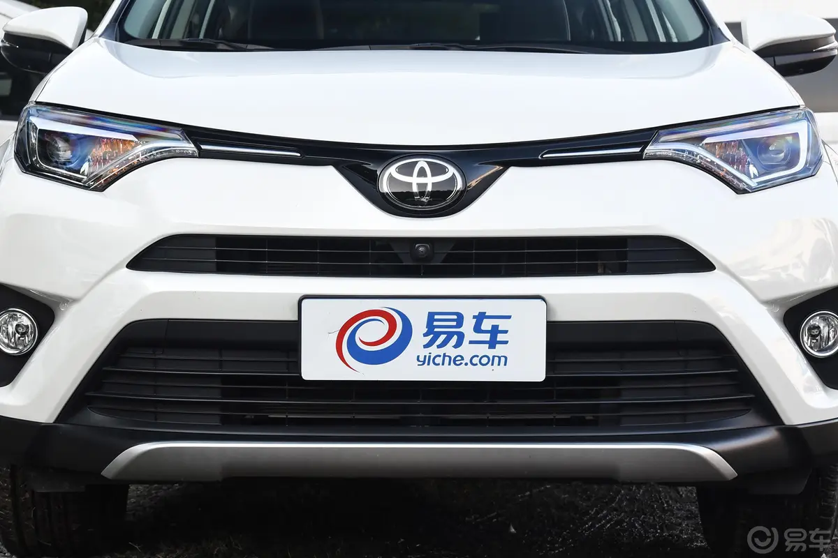 RAV4荣放2.5L 手自一体 四驱 尊贵版 国V外观