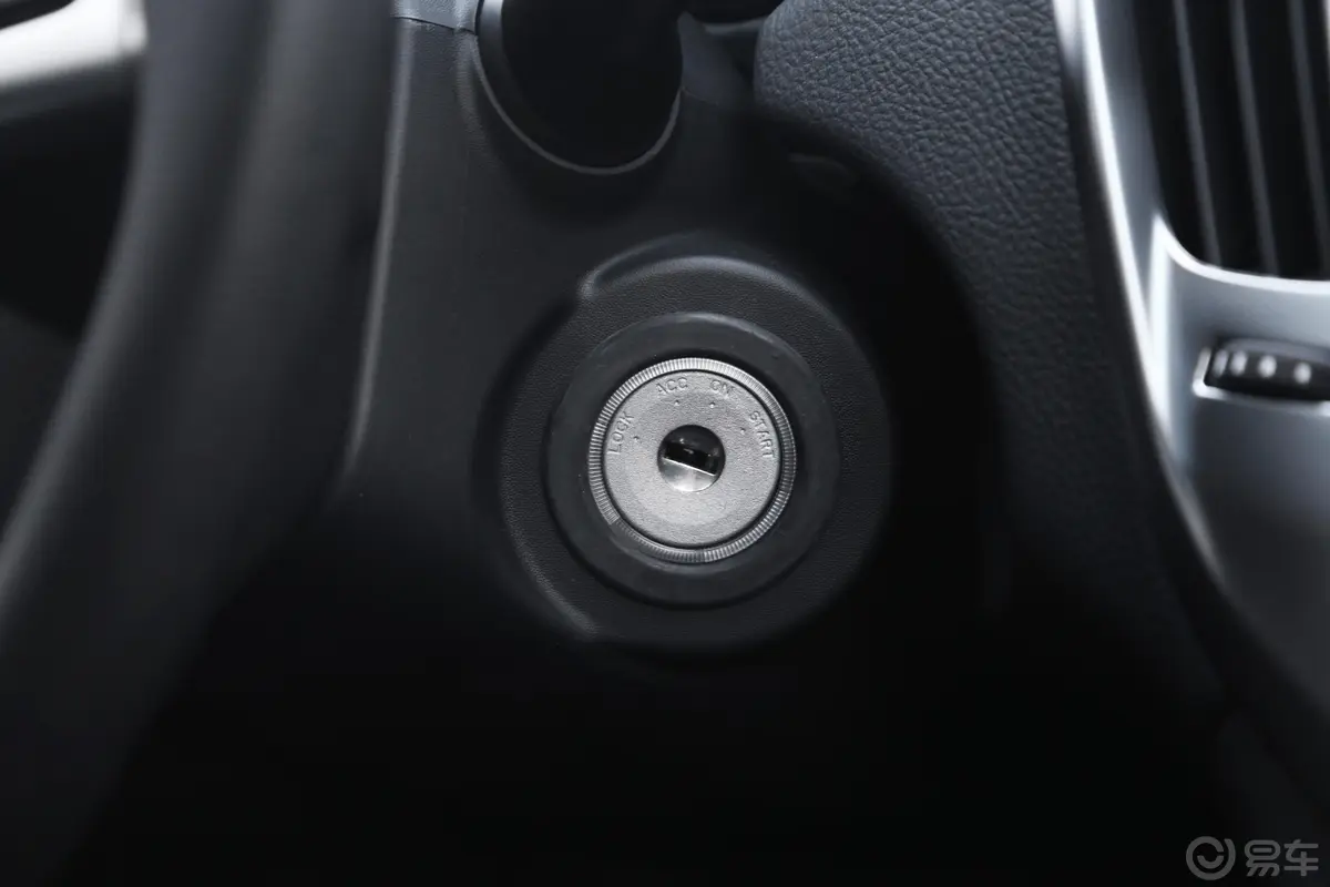 域虎52.4T 手动 两驱 豪华版 柴油 国V钥匙孔或一键启动按键