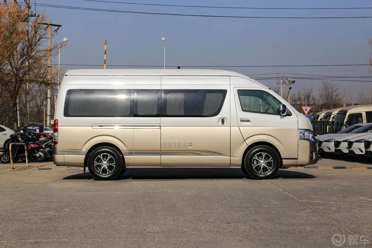 HIACE2.7L 自动 豪华版 超长轴距高顶式 13座正侧车头向右水平