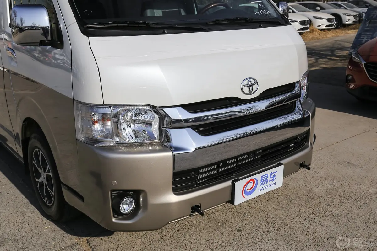 HIACE2.7L 自动 豪华版 超长轴距高顶式 13座前格栅侧俯拍