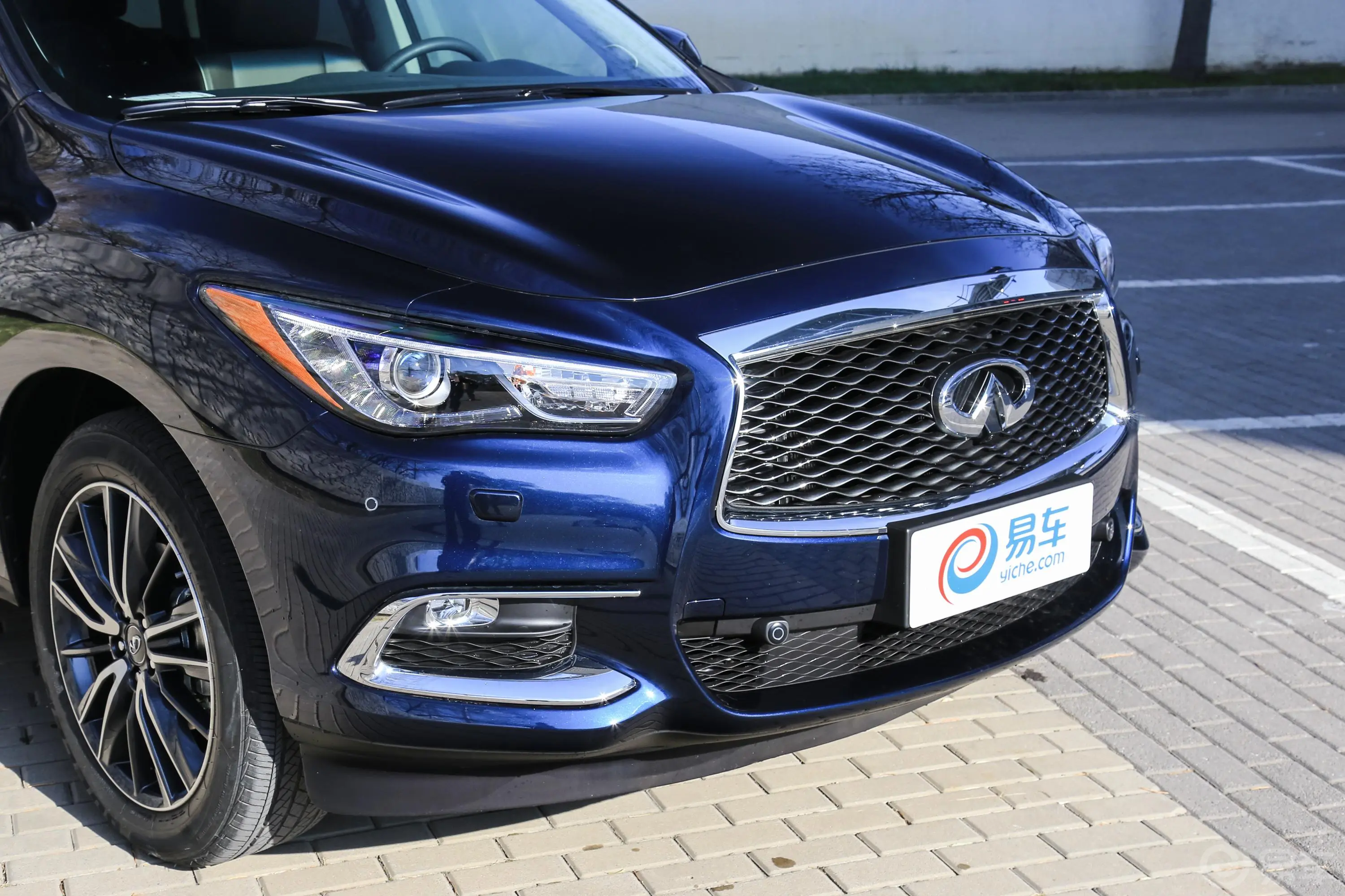 英菲尼迪QX60(进口)2.5 S/C Hybrid 全能版前格栅侧俯拍