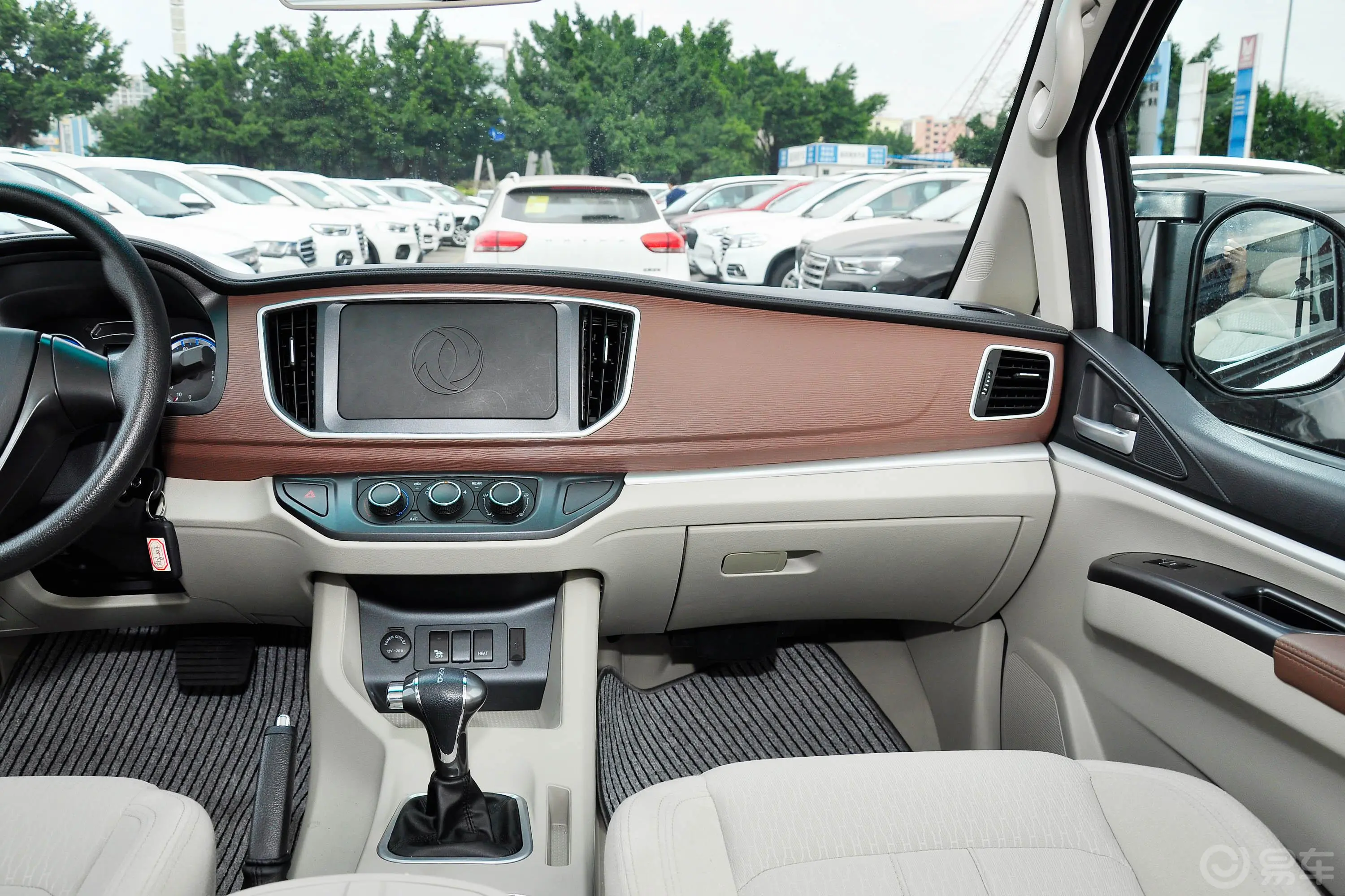 菱智M5 EV舒适版副驾驶位区域